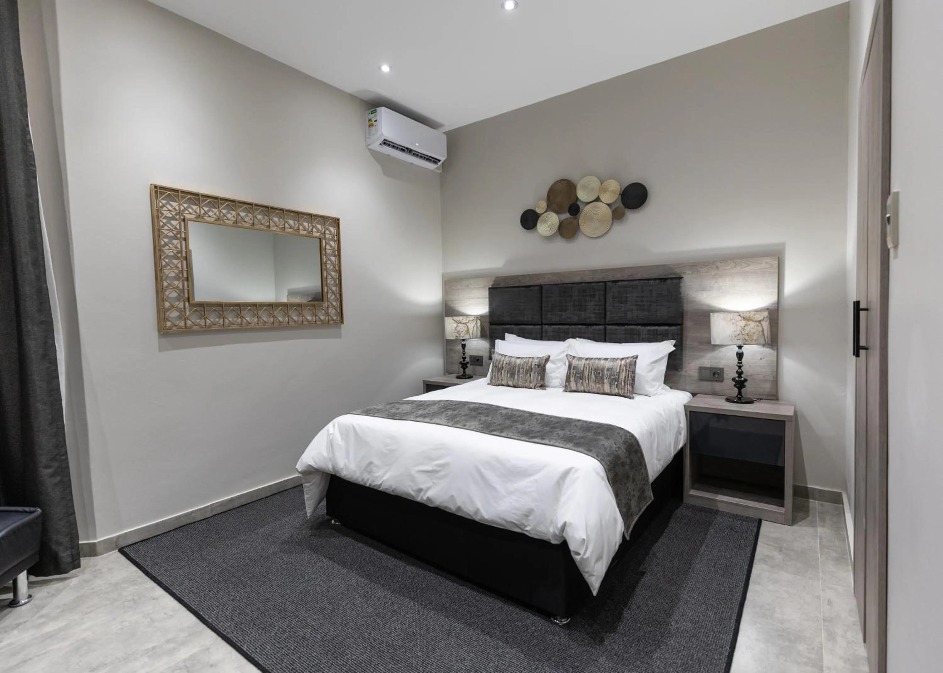 Bedroom, Bed in Luxe Suites Boutique Hotel