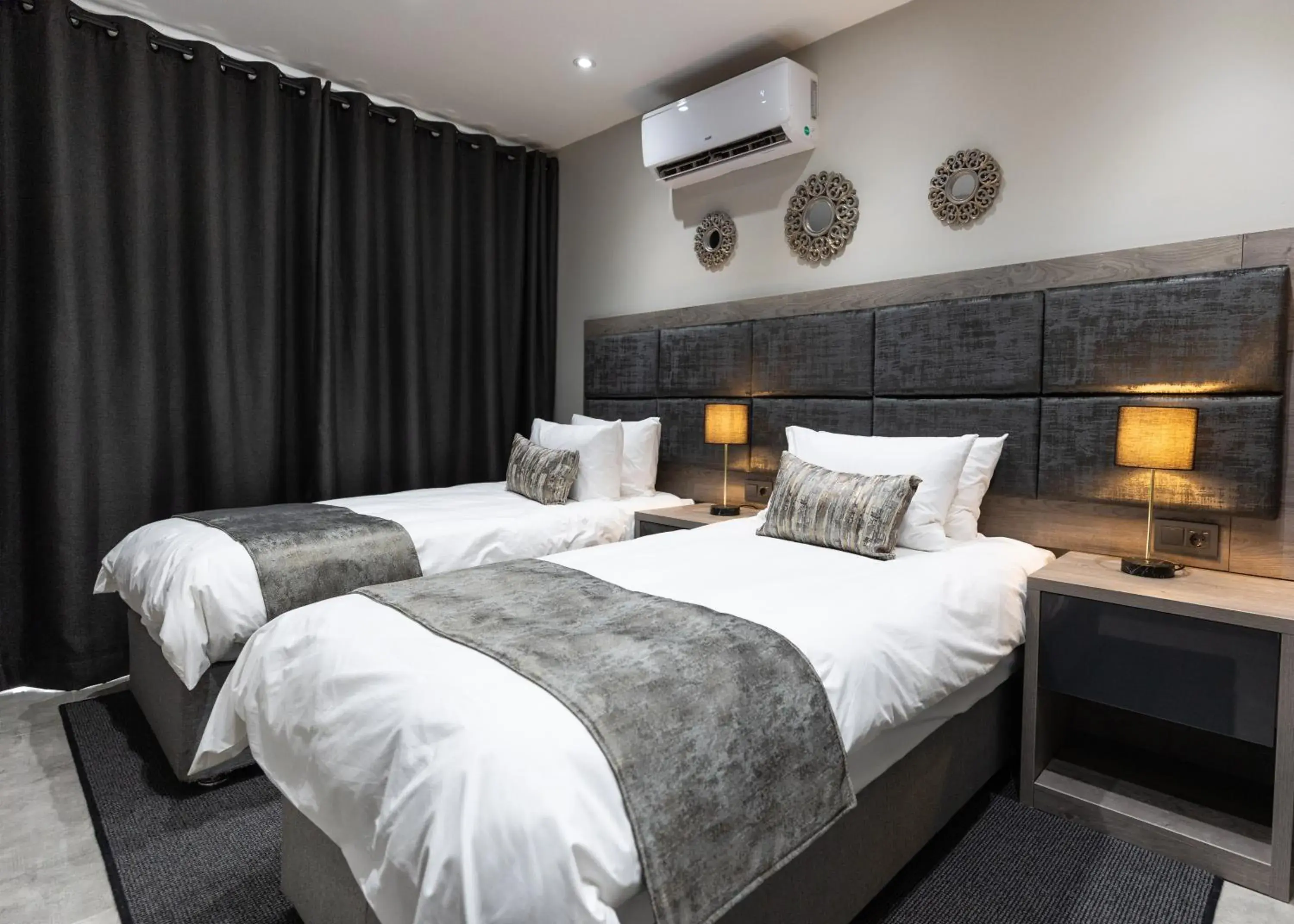 Small Twin Room in Luxe Suites Boutique Hotel Small Twin Room in Luxe Suites Boutique Hotel