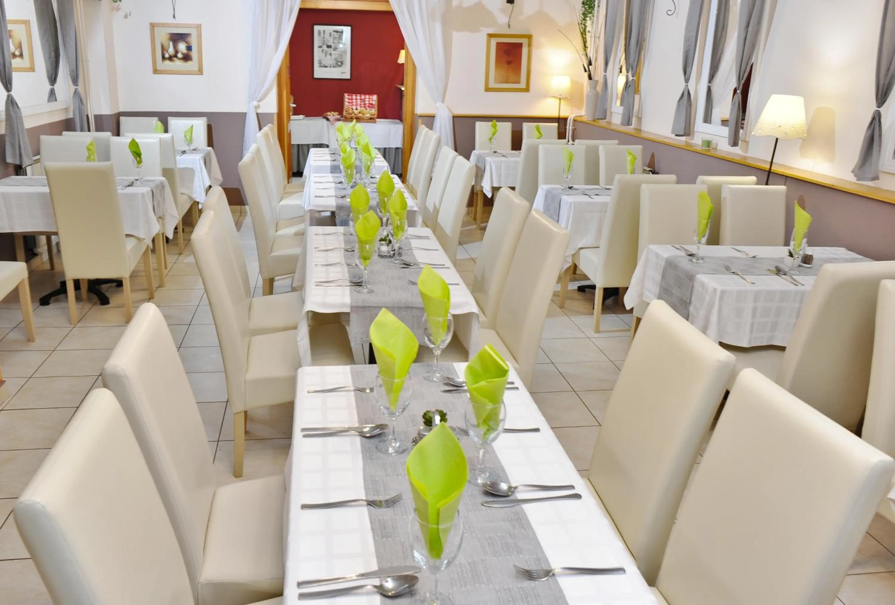 Restaurant/Places to Eat in Hotel Papillon