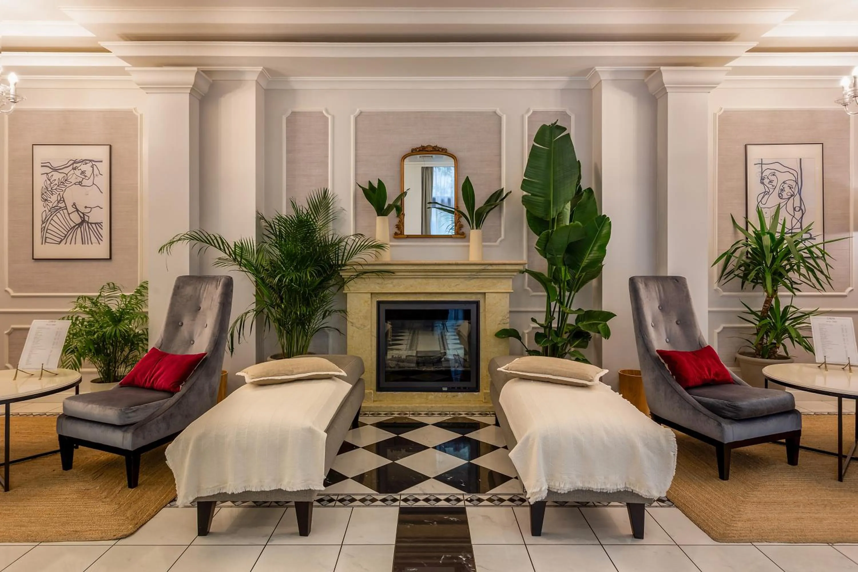 Lobby or reception in Queen's Court Hotel & Residence