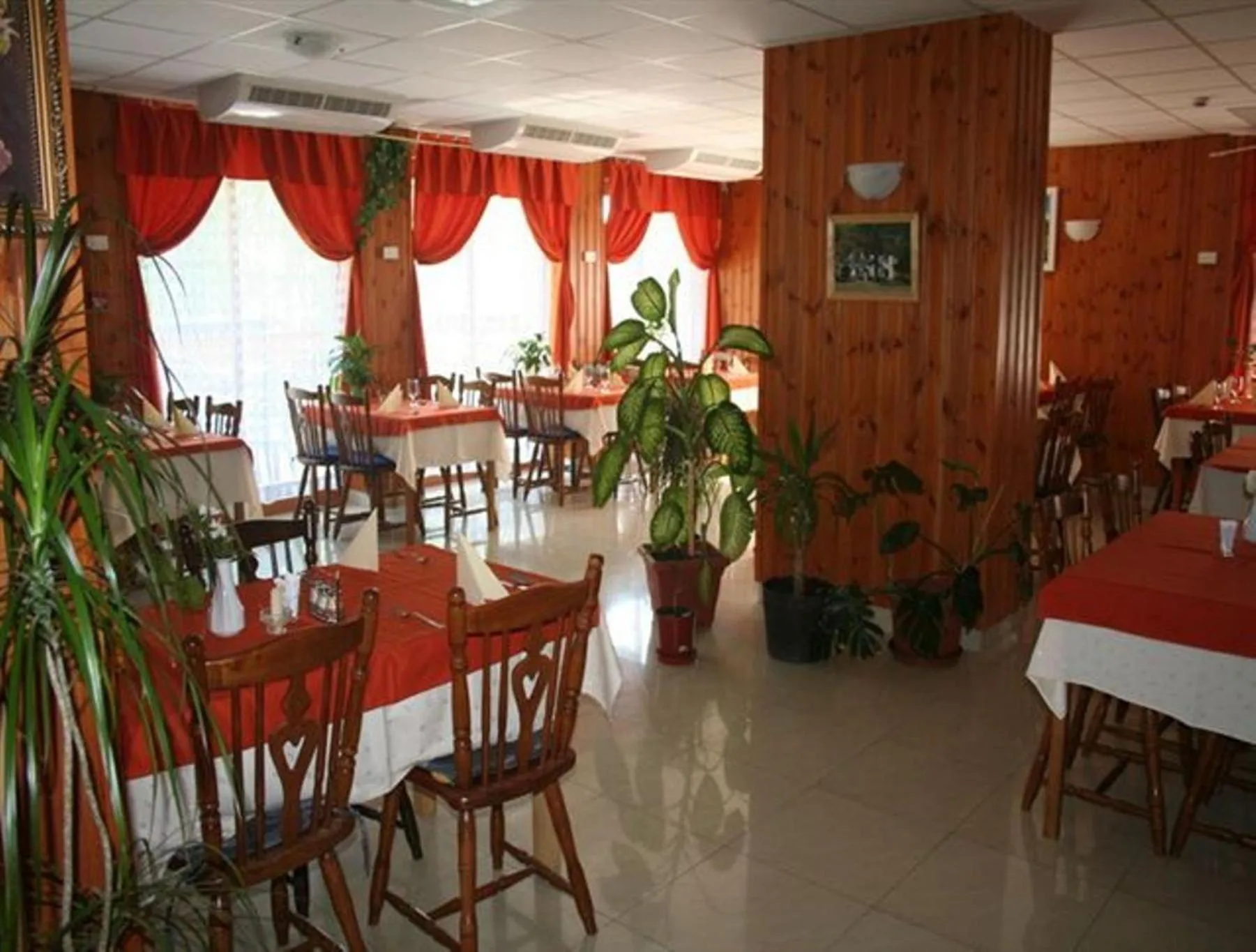 Restaurant/places to eat in Hotel Hajnal