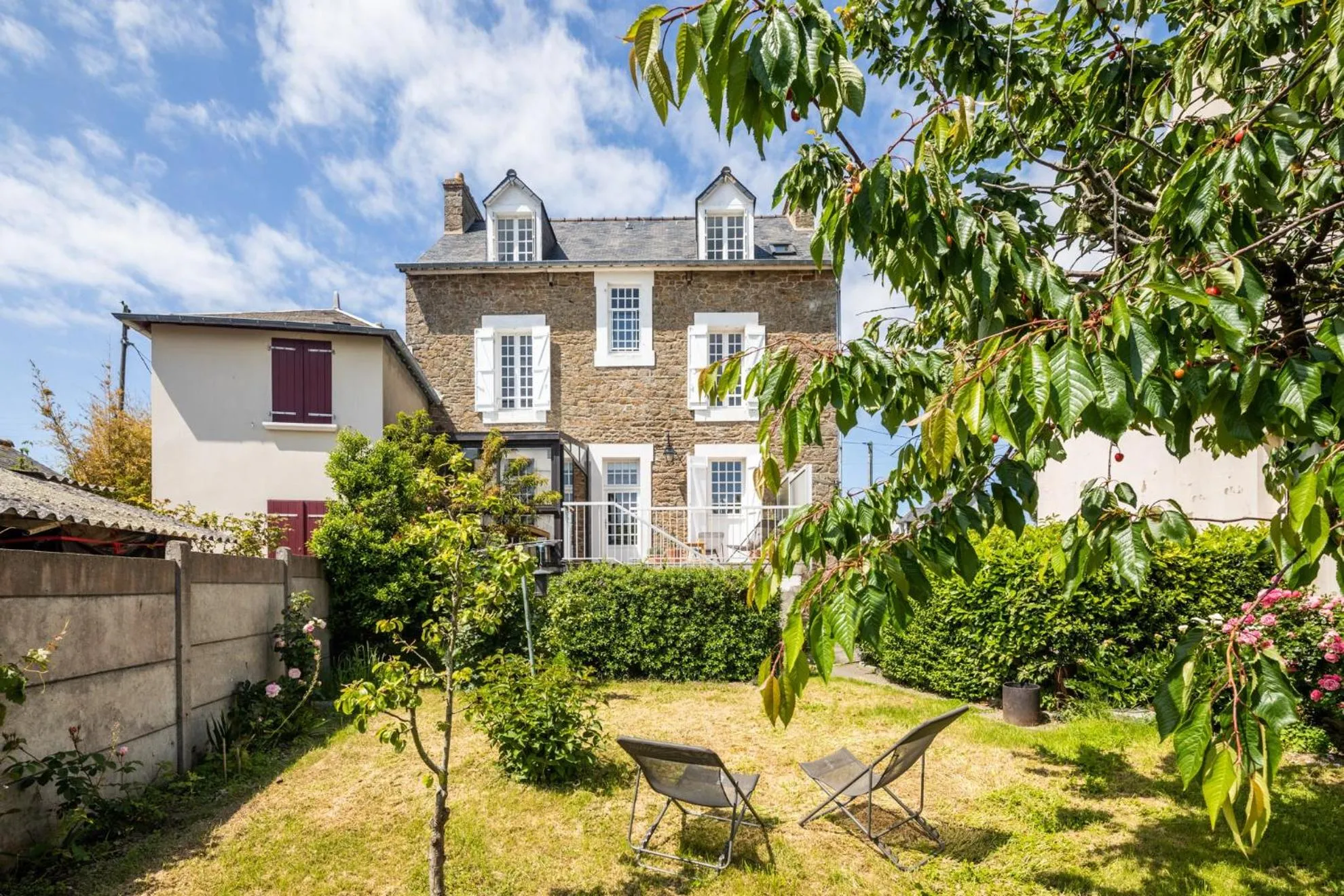 Property building in La Villa Souhaitier