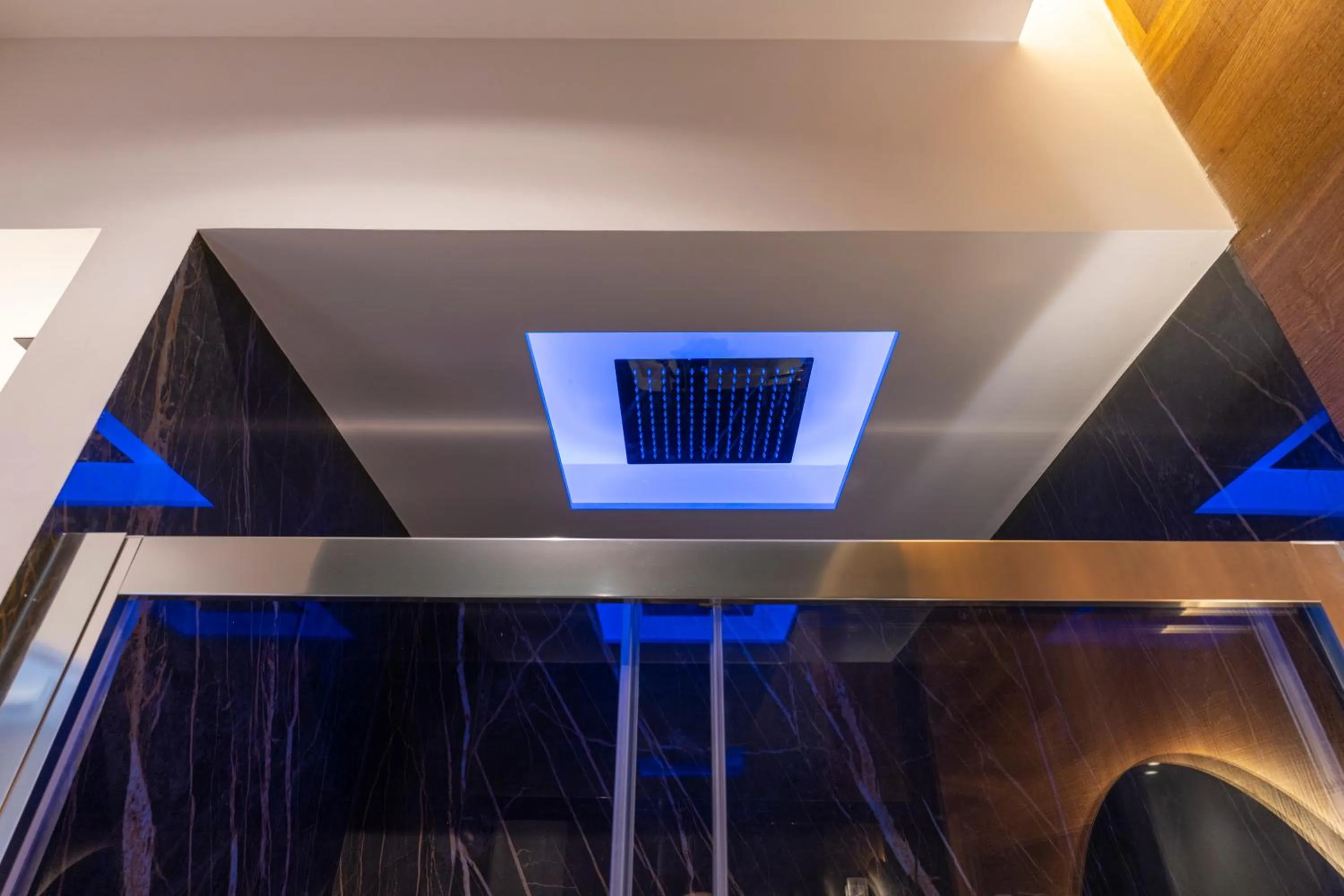 Shower in B&Z LUXURY