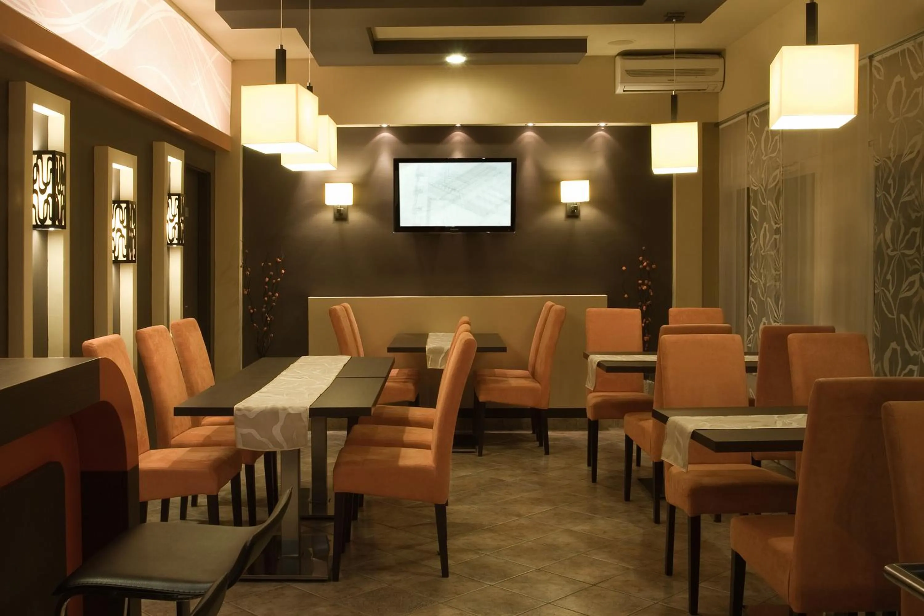 Restaurant/places to eat in Alfa Hotel