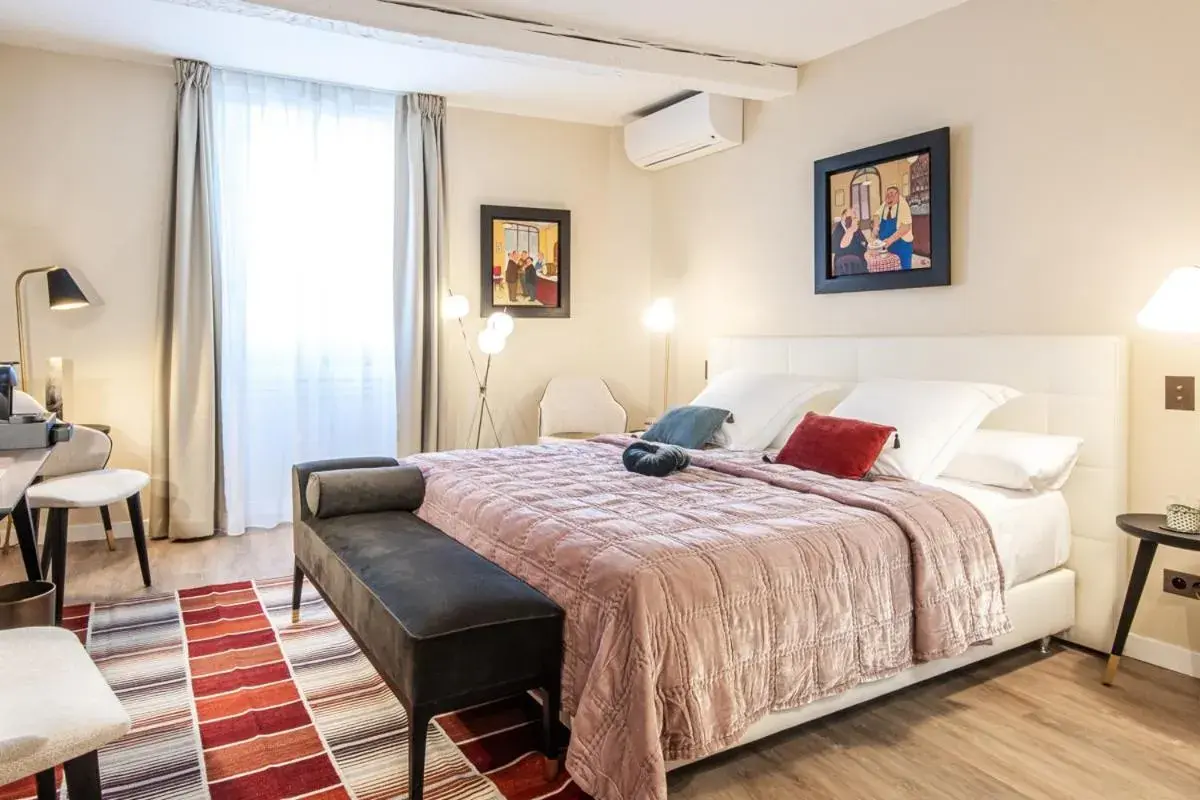 Deluxe Room in Hotel La Mère Germaine Deluxe Room in Hotel La Mère Germaine