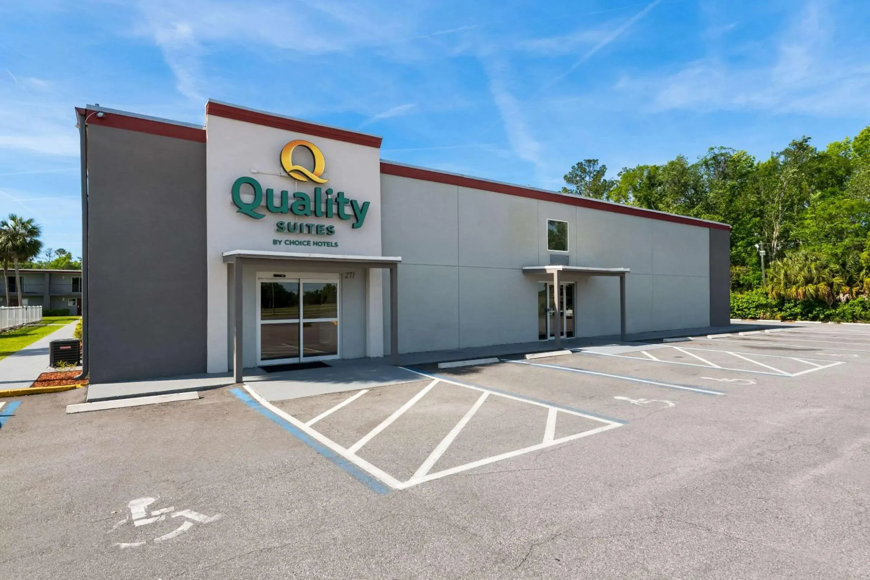 Property building in Quality Suites Wildwood - The Villages Property building in Quality Suites Wildwood - The Villages