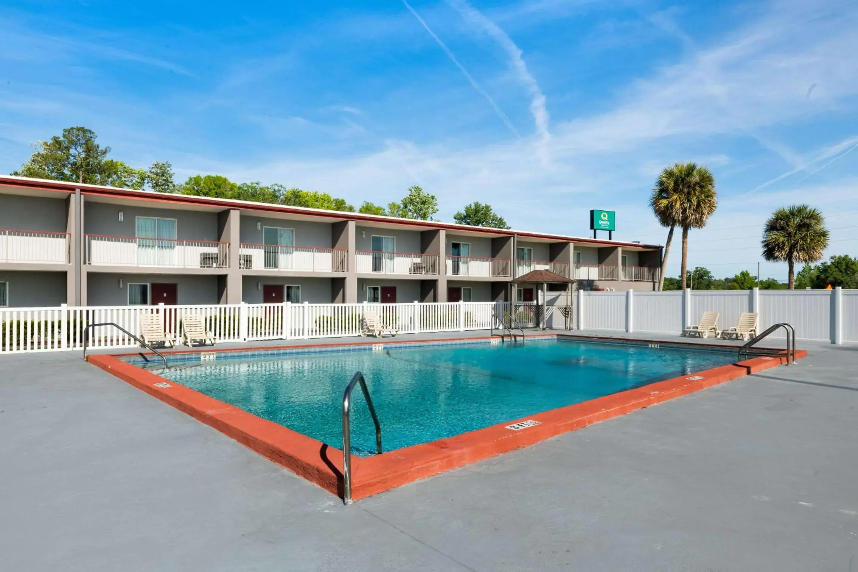 Swimming pool in Quality Suites Wildwood - The Villages Swimming pool in Quality Suites Wildwood - The Villages