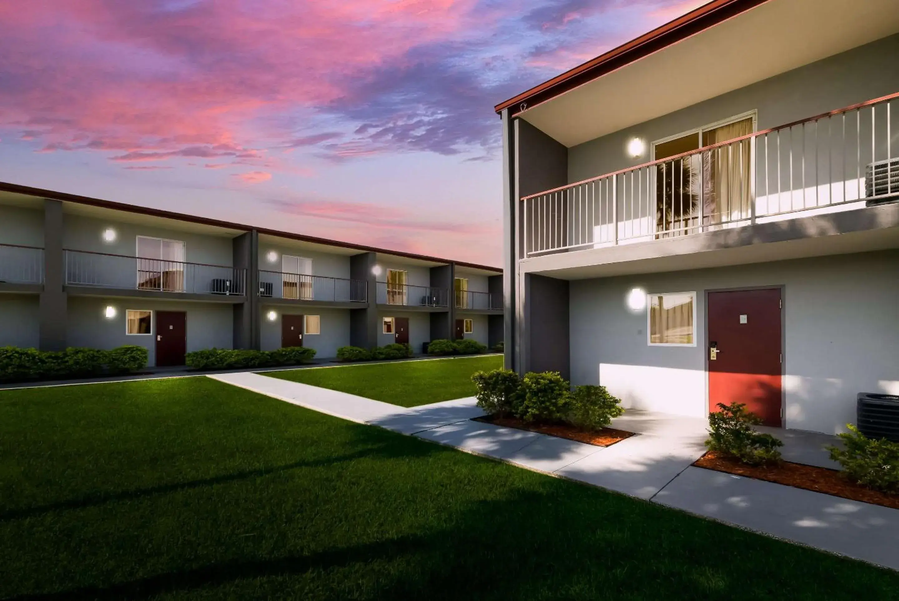 Property building in Quality Suites Wildwood - The Villages Property building in Quality Suites Wildwood - The Villages