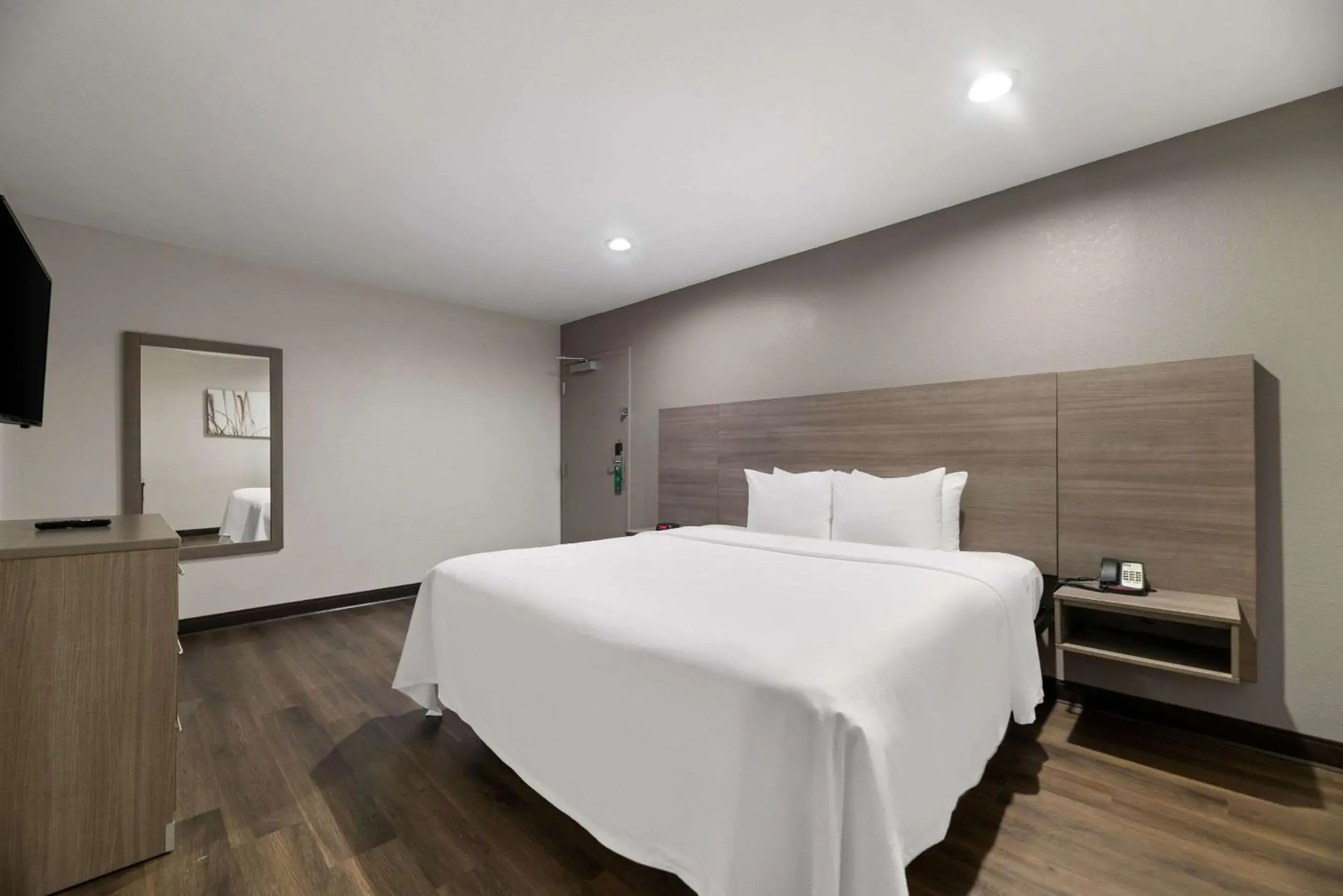 Bedroom, Bed in Red Roof Inn & Suites Wildwood, FL Bedroom, Bed in Red Roof Inn & Suites Wildwood, FL