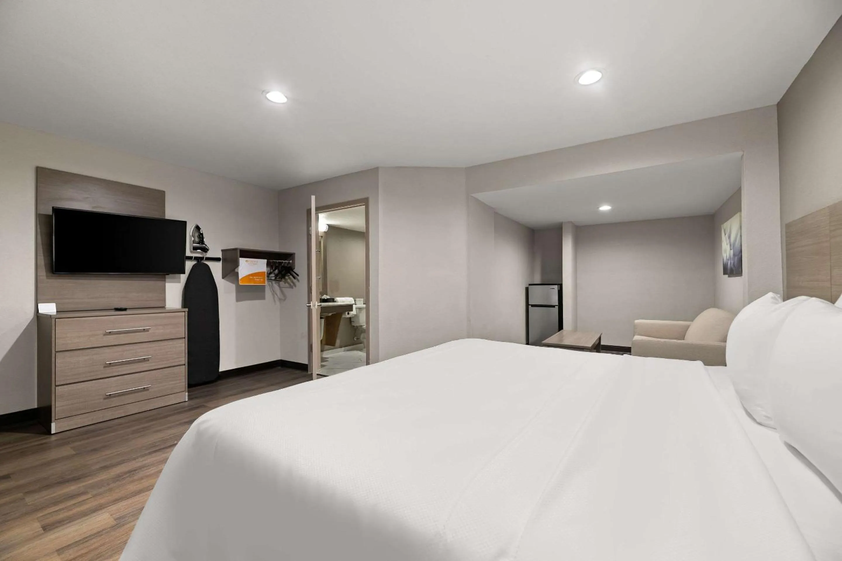 Bedroom, Bed in Red Roof Inn & Suites Wildwood, FL