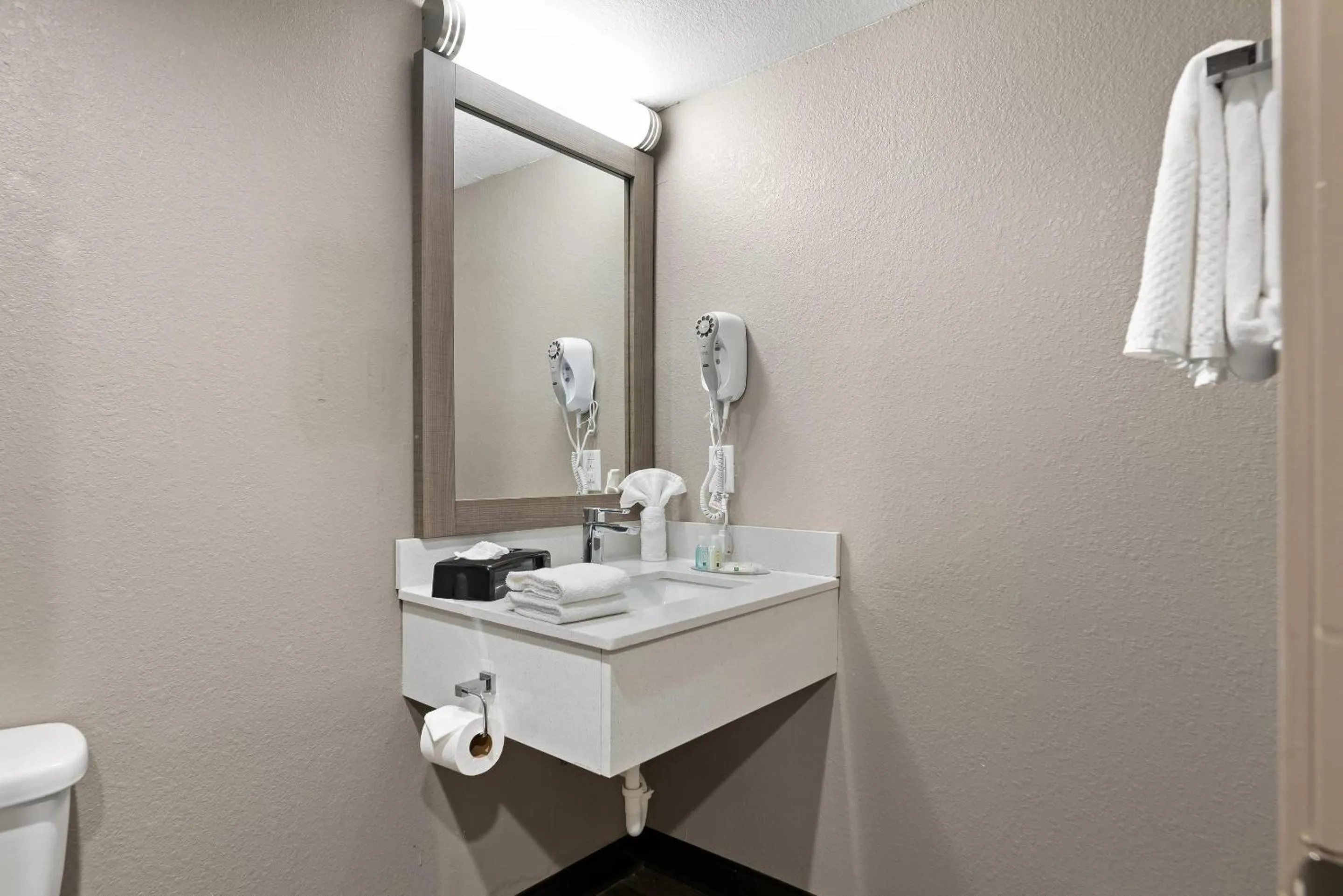 Bedroom in Quality Suites Wildwood - The Villages