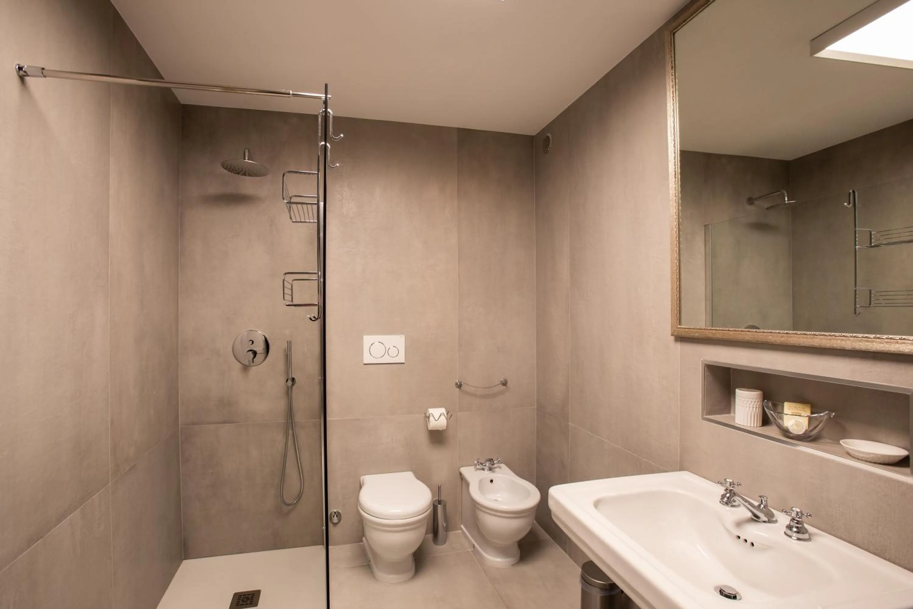 Shower in Palazzo Sansonetti