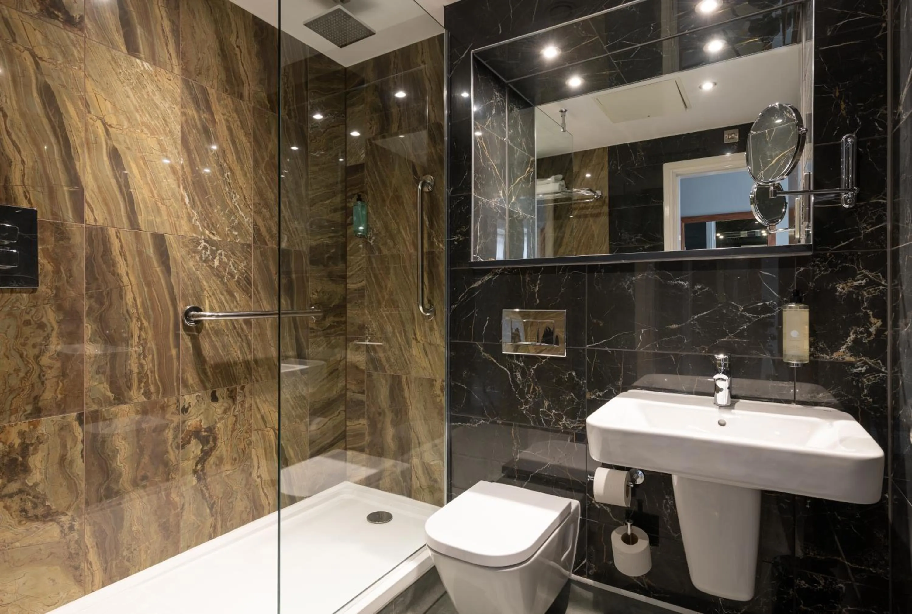 Shower in Keavan's Port Hotel, Dublin