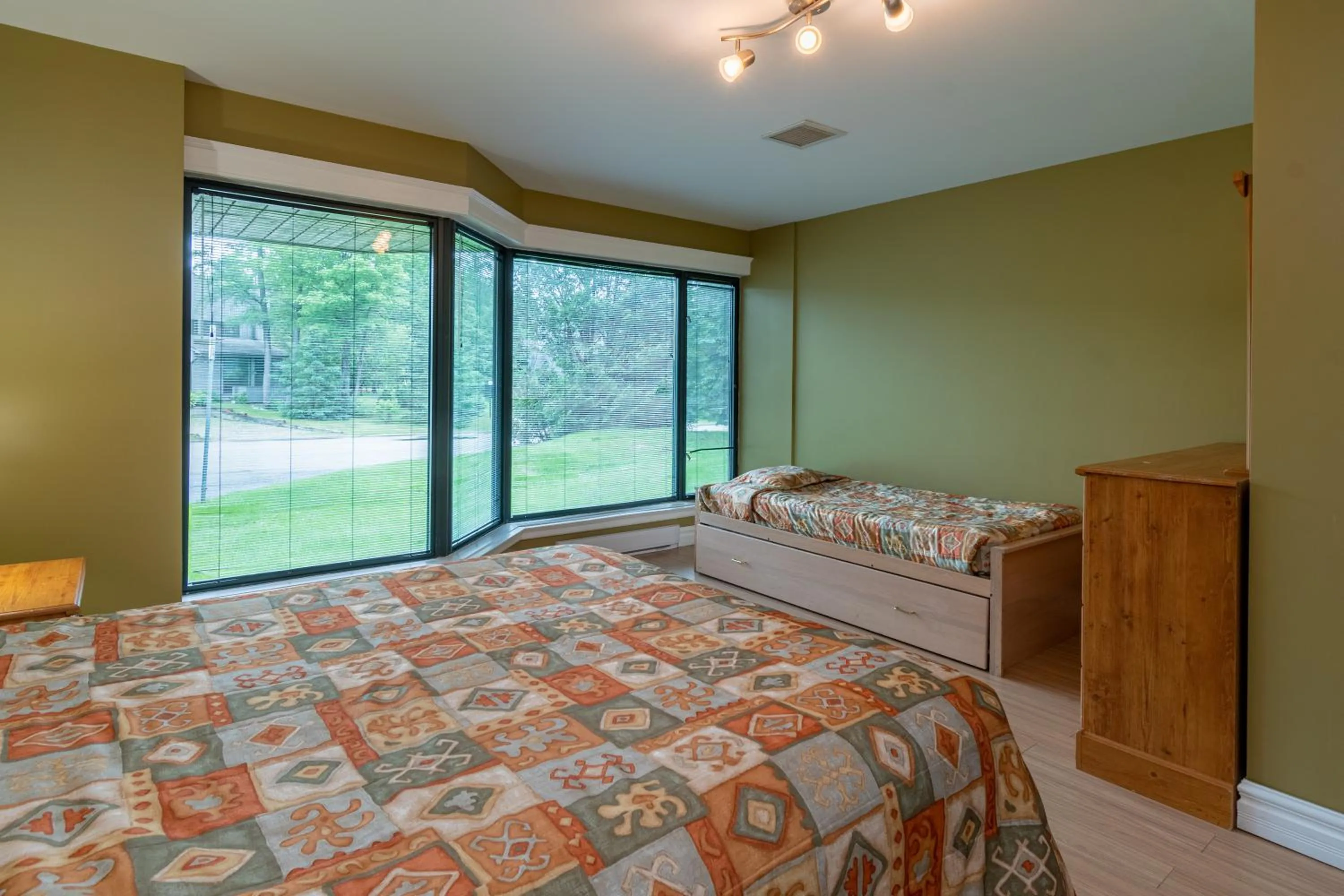 Bed in Condo 2 chambres avec parc aquatique!