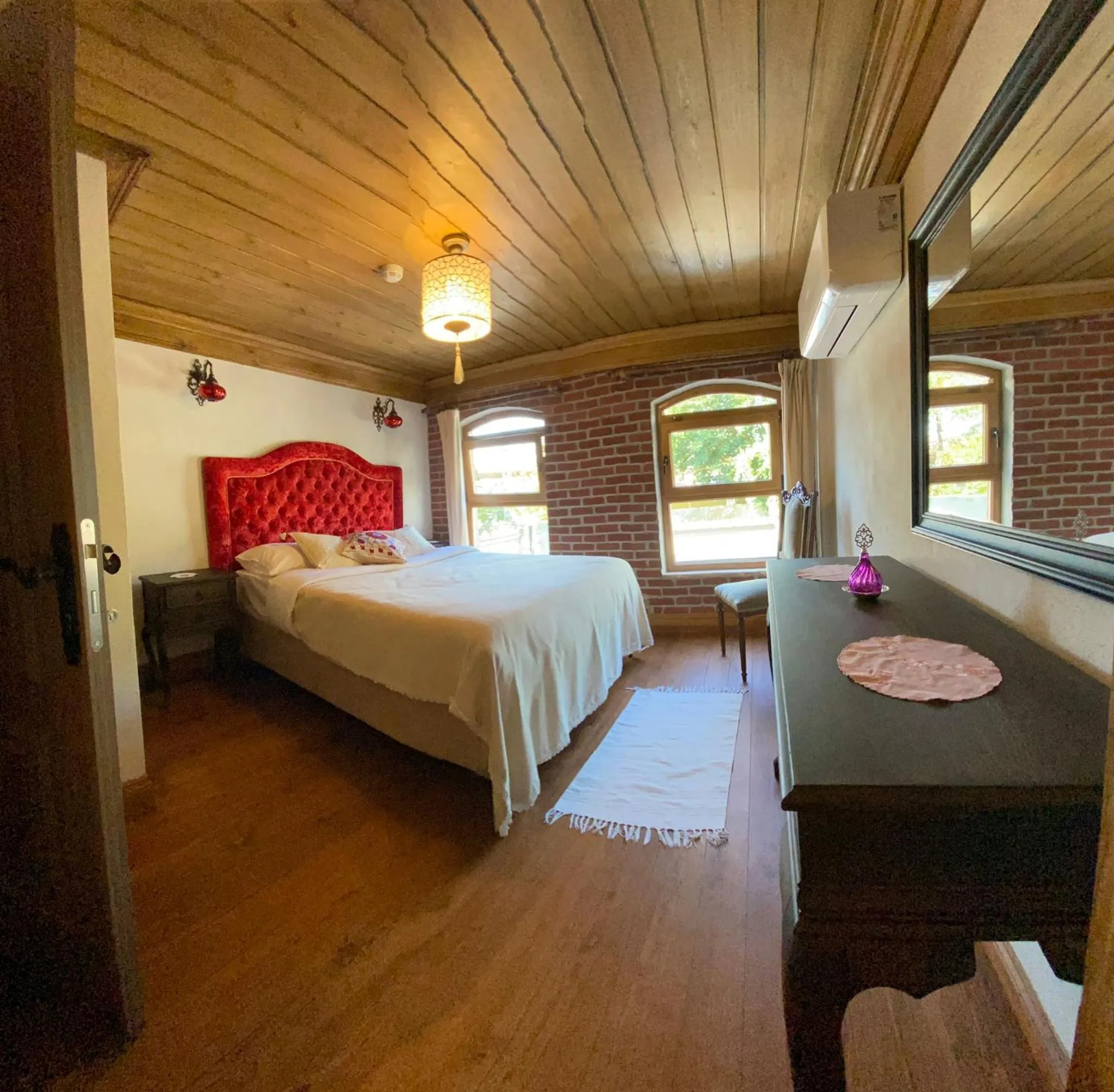 Photo of the whole room, Bed in Sofia Konaklama