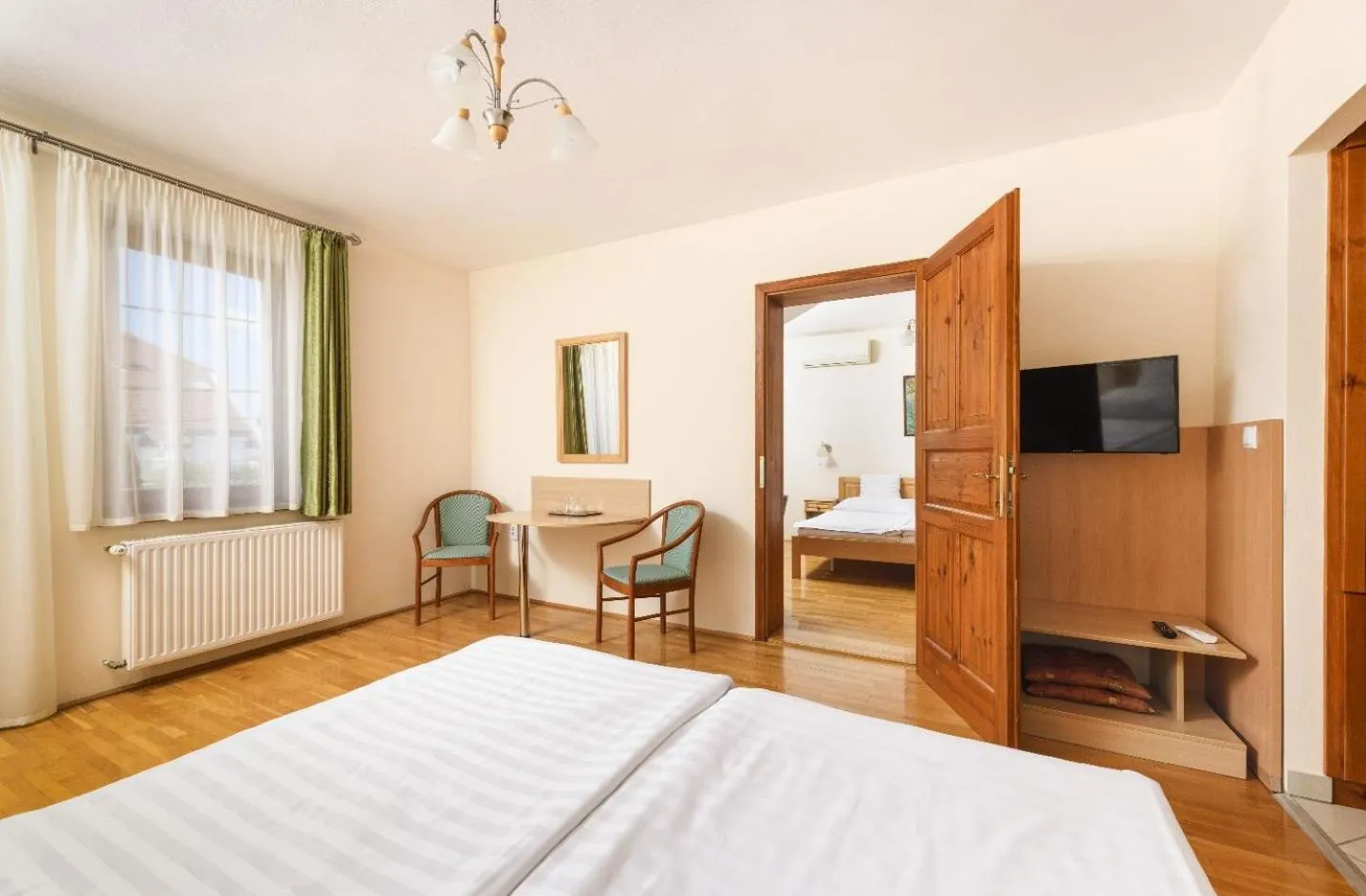 Property building, Bed in Ametiszt Hotel Harkány