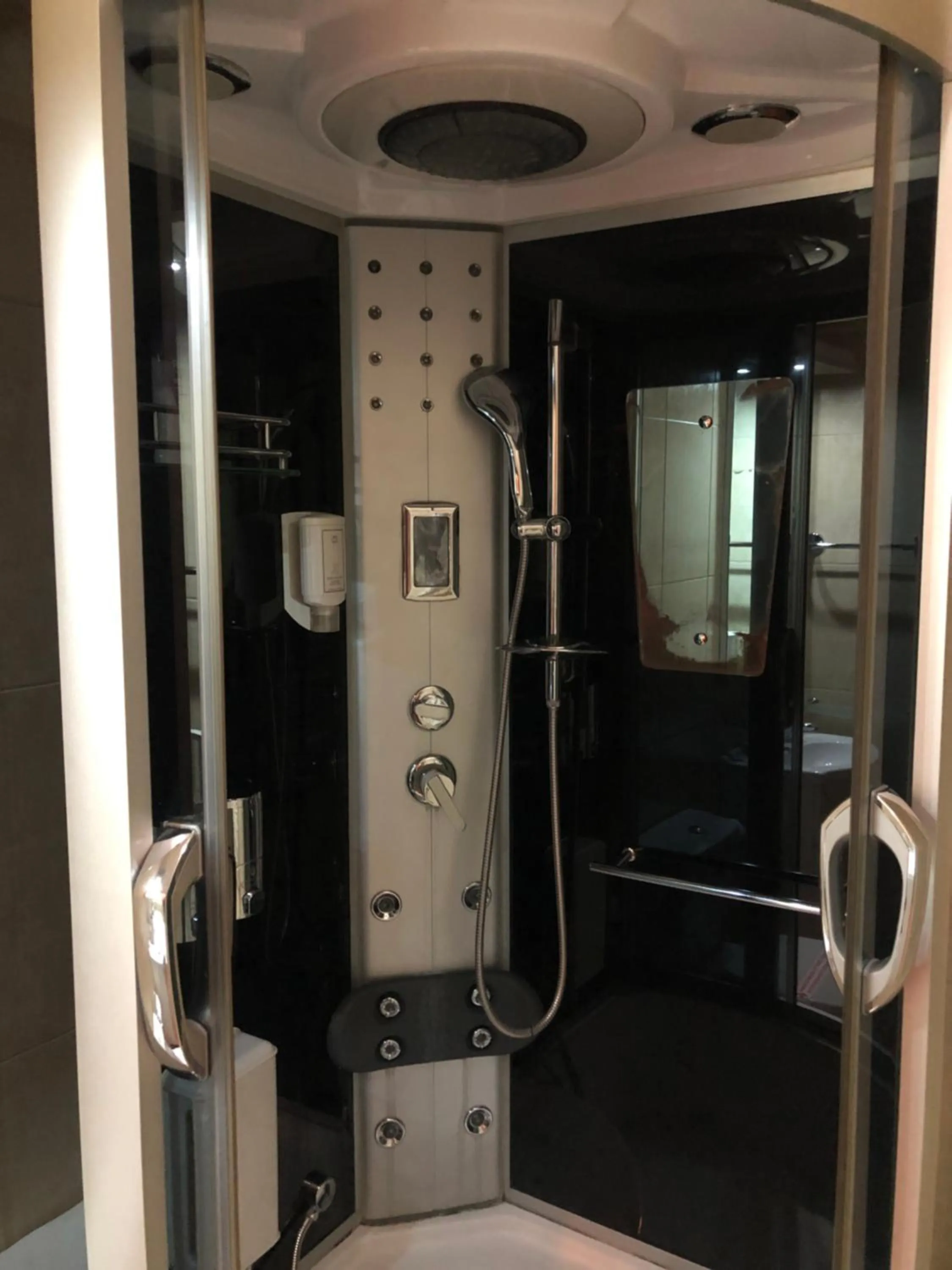 Shower in Hotel Royal