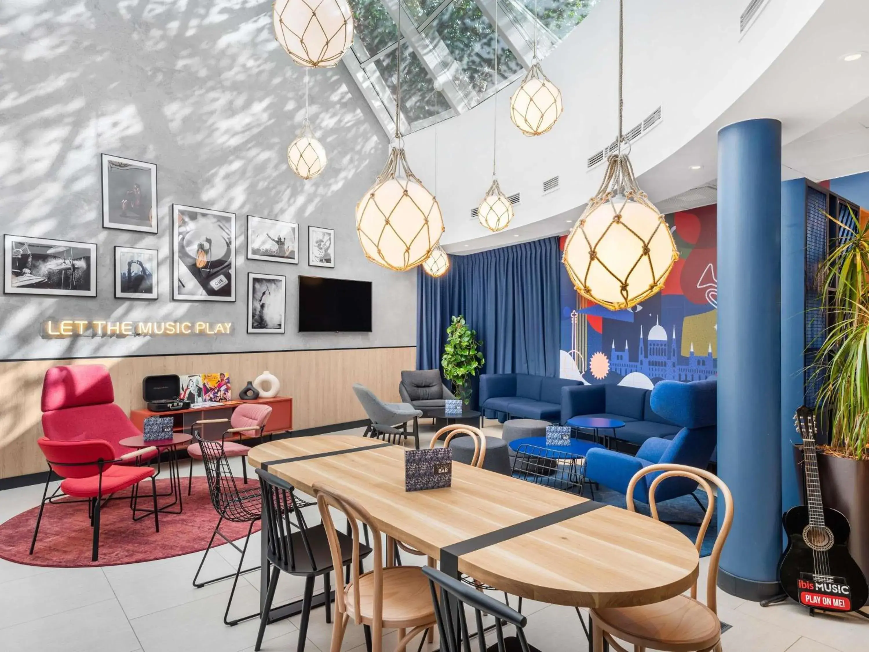 Lounge or bar in Ibis Budapest Centrum Lounge or bar in Ibis Budapest Centrum