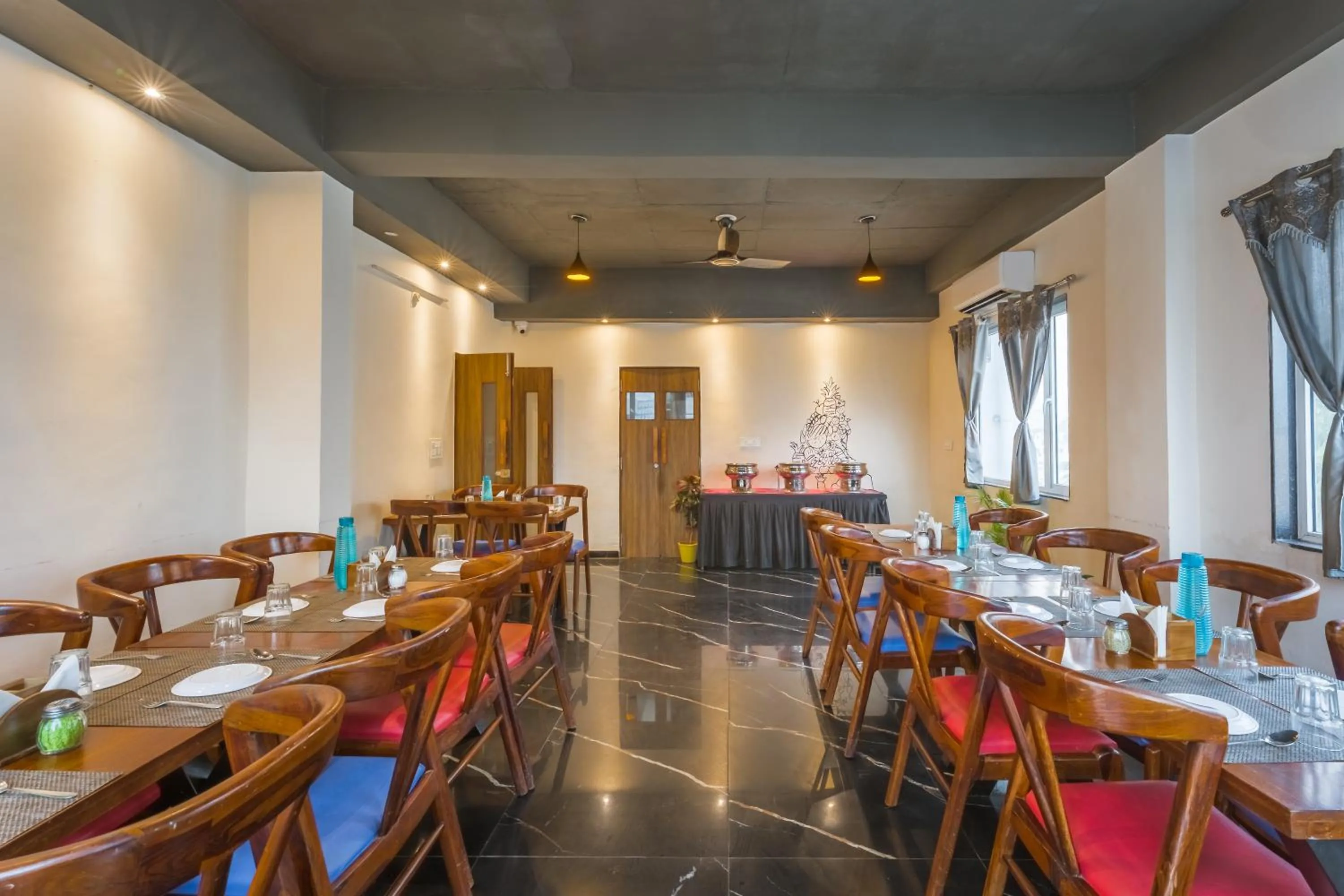 Restaurant/places to eat in Tripli Hotels Le Shelton