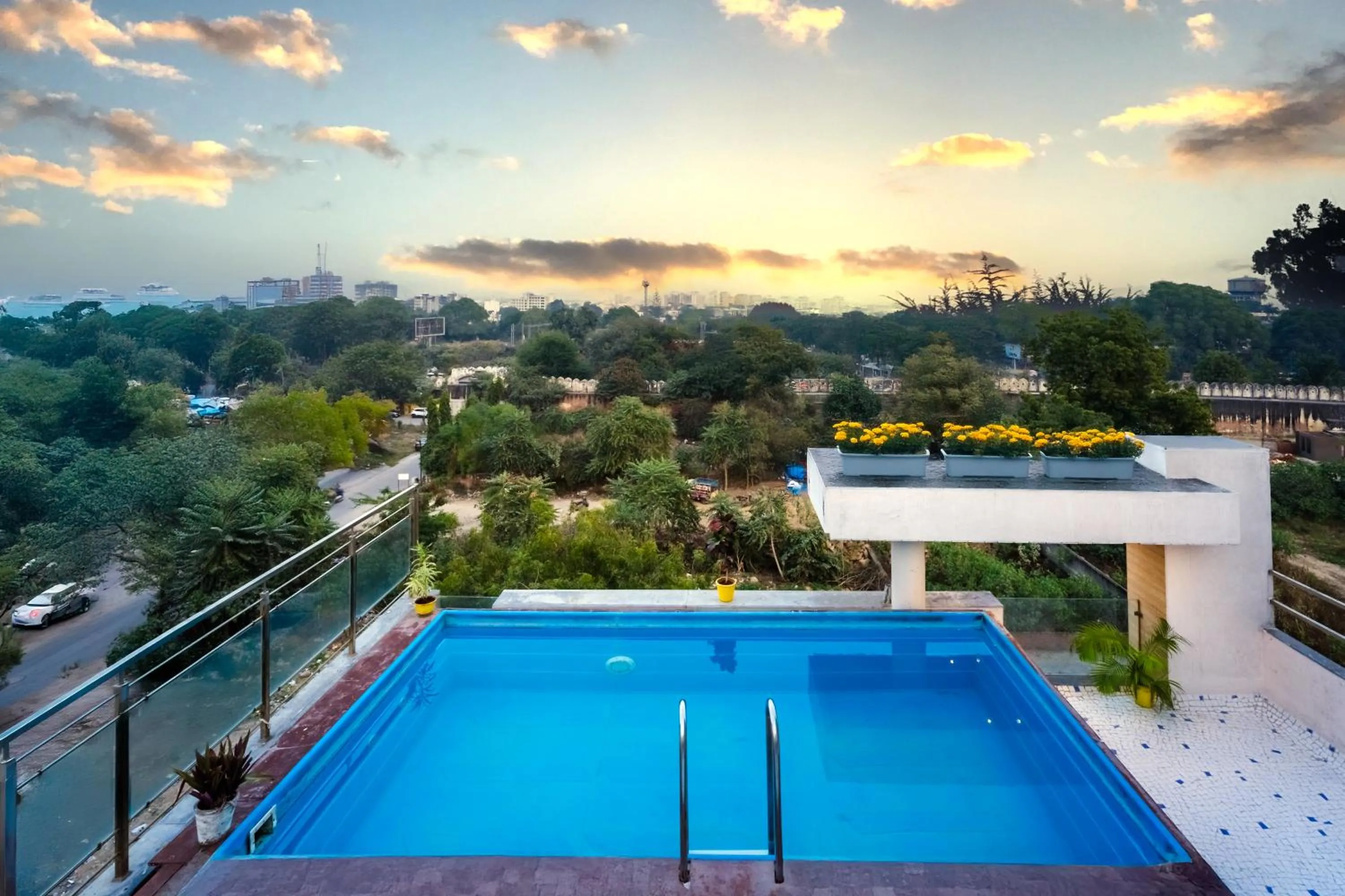 Swimming pool in Tripli Hotels Le Shelton
