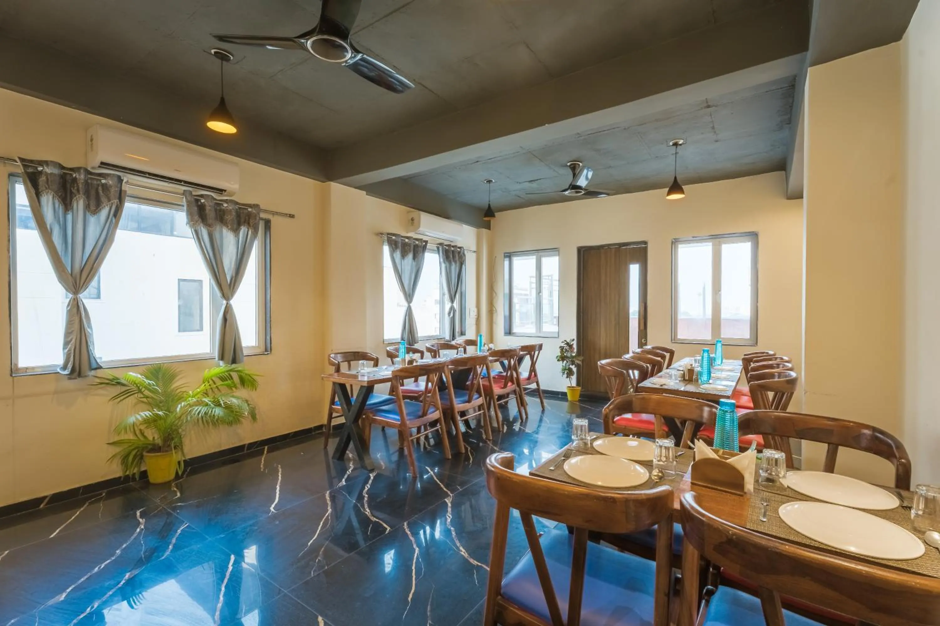 Restaurant/places to eat in Tripli Hotels Le Shelton