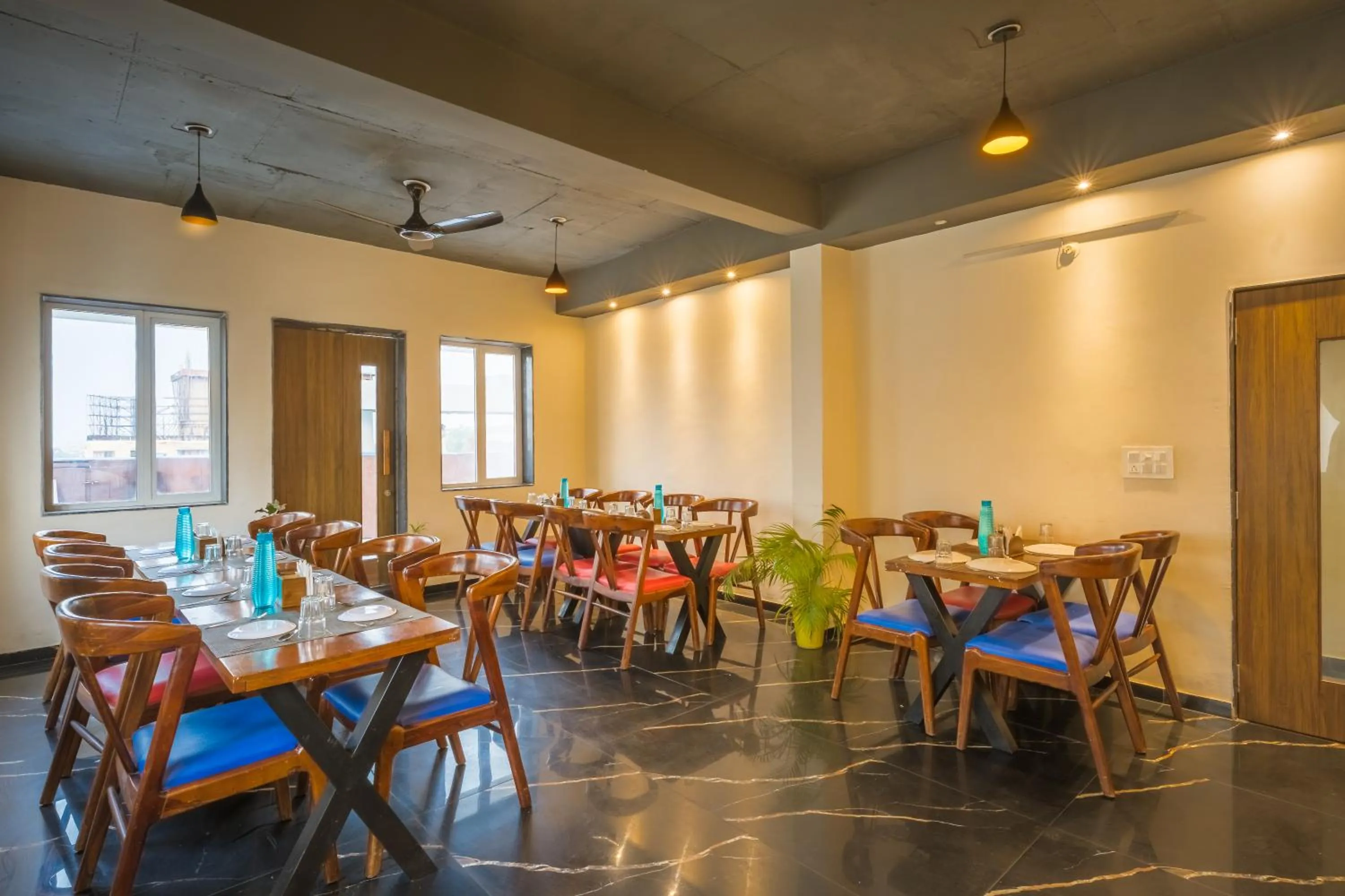 Restaurant/places to eat in Tripli Hotels Le Shelton