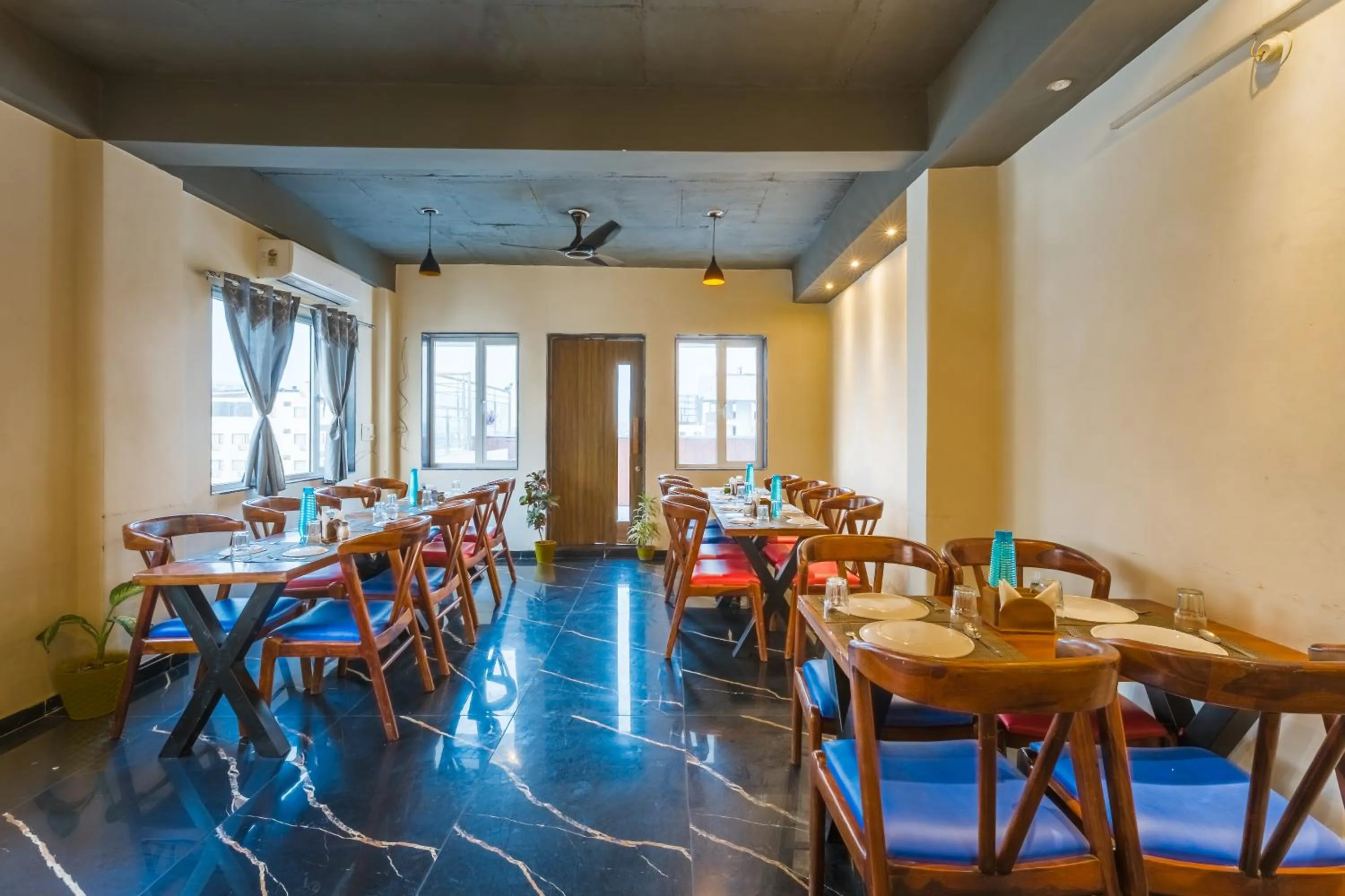 Restaurant/places to eat in Tripli Hotels Le Shelton