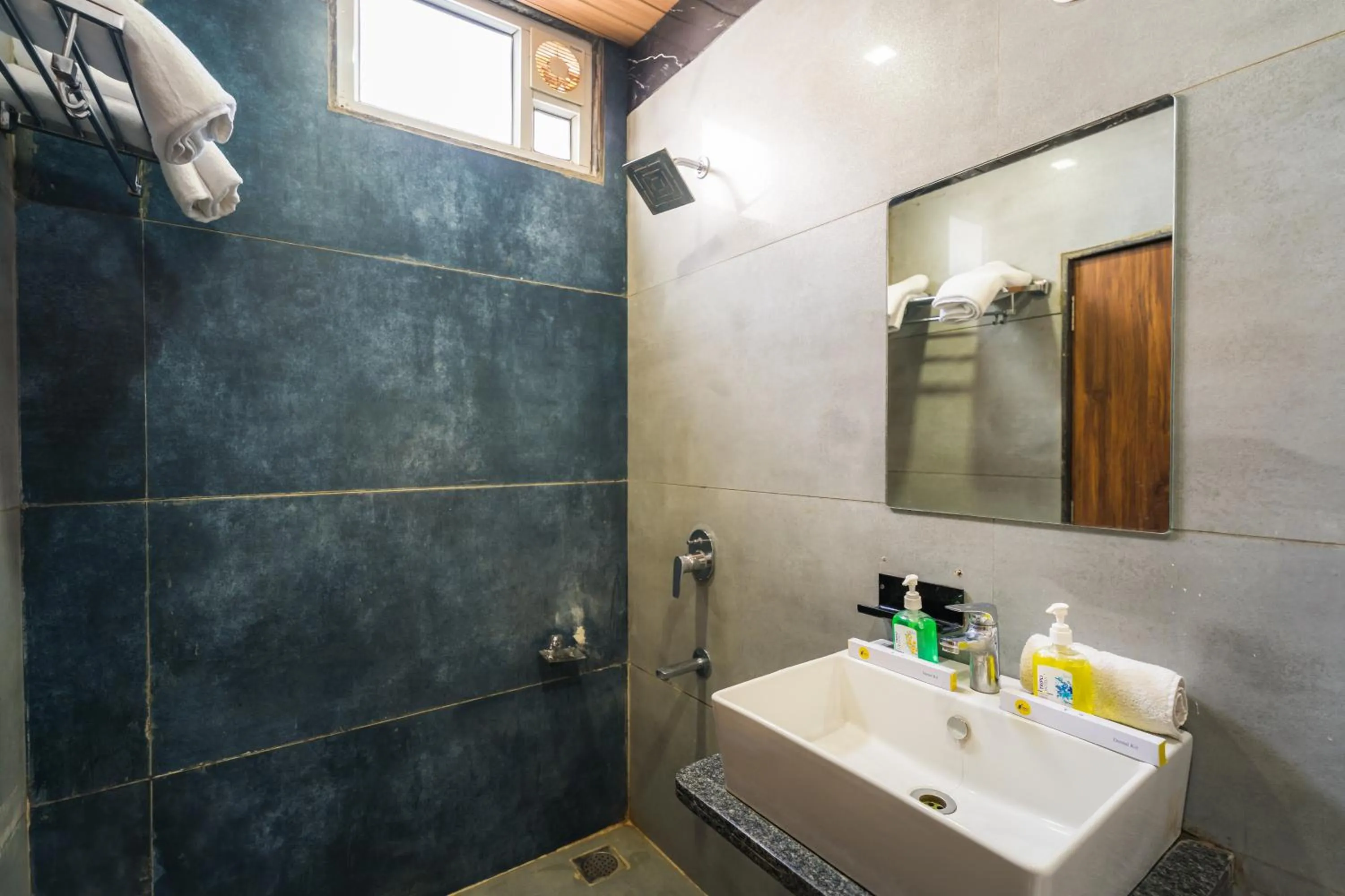 Shower in Tripli Hotels Le Shelton