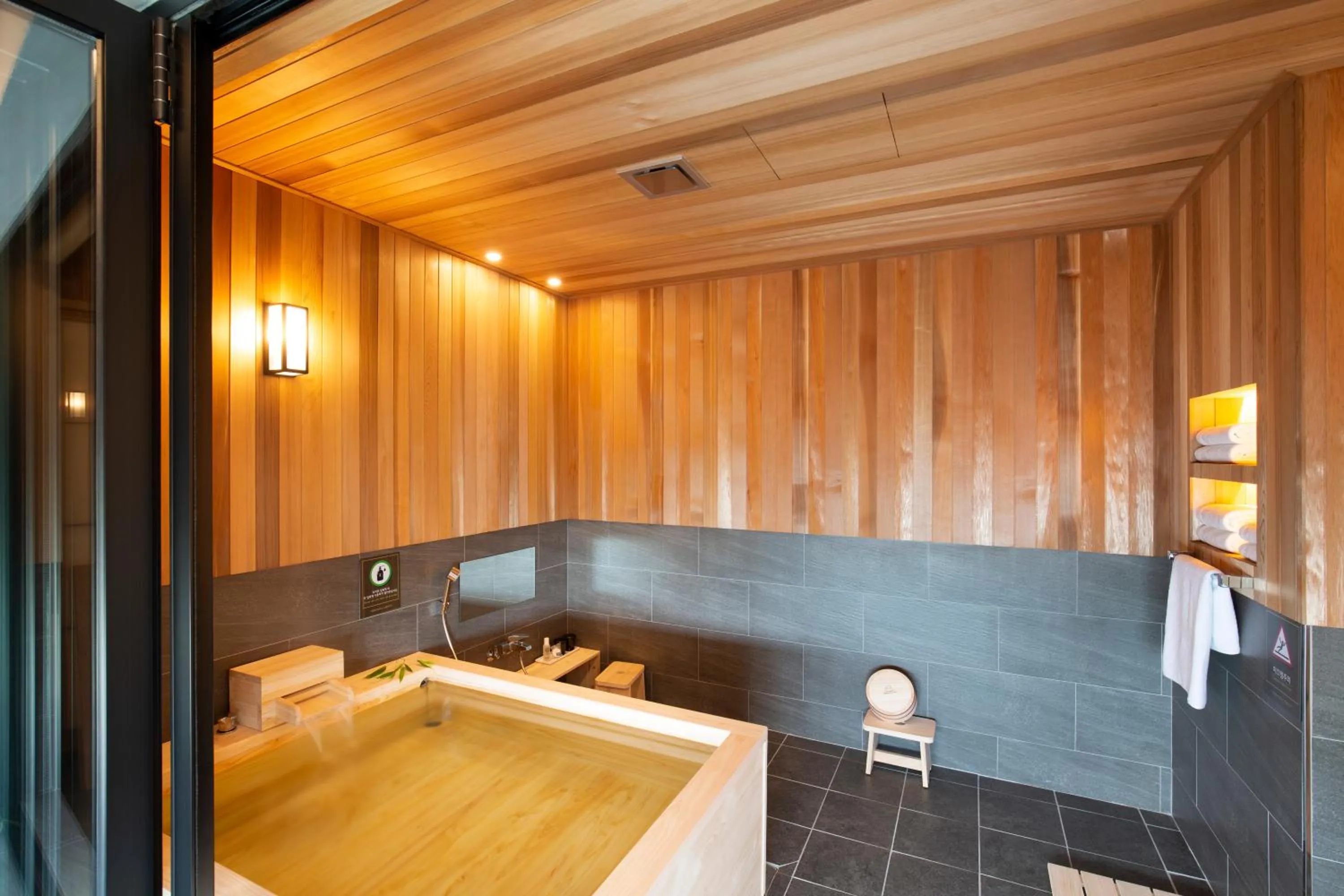 Bath in Tomonoya Hotel & Ryokan Daecheon