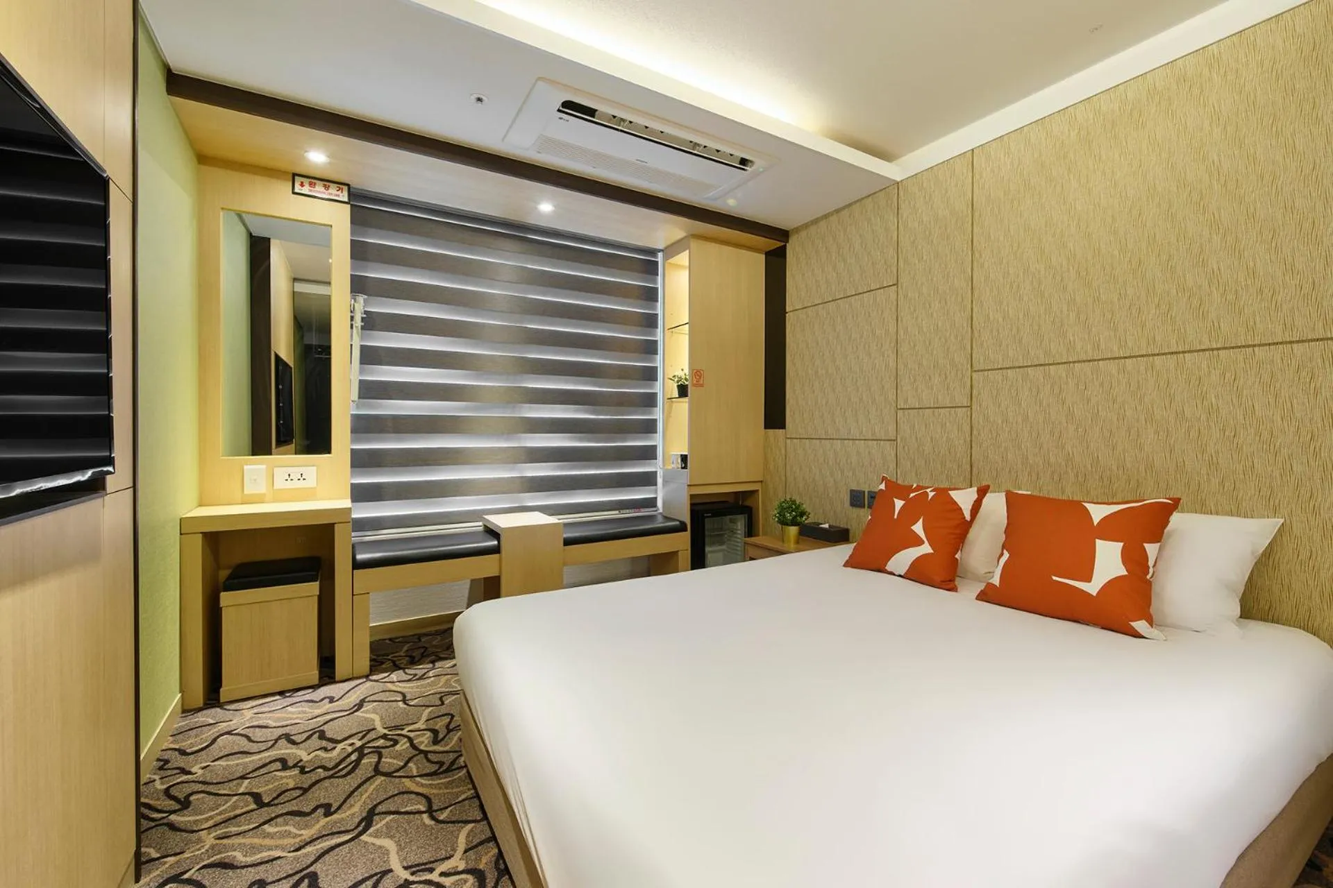 Photo of the whole room, Bed in Jeju Grace Hotel