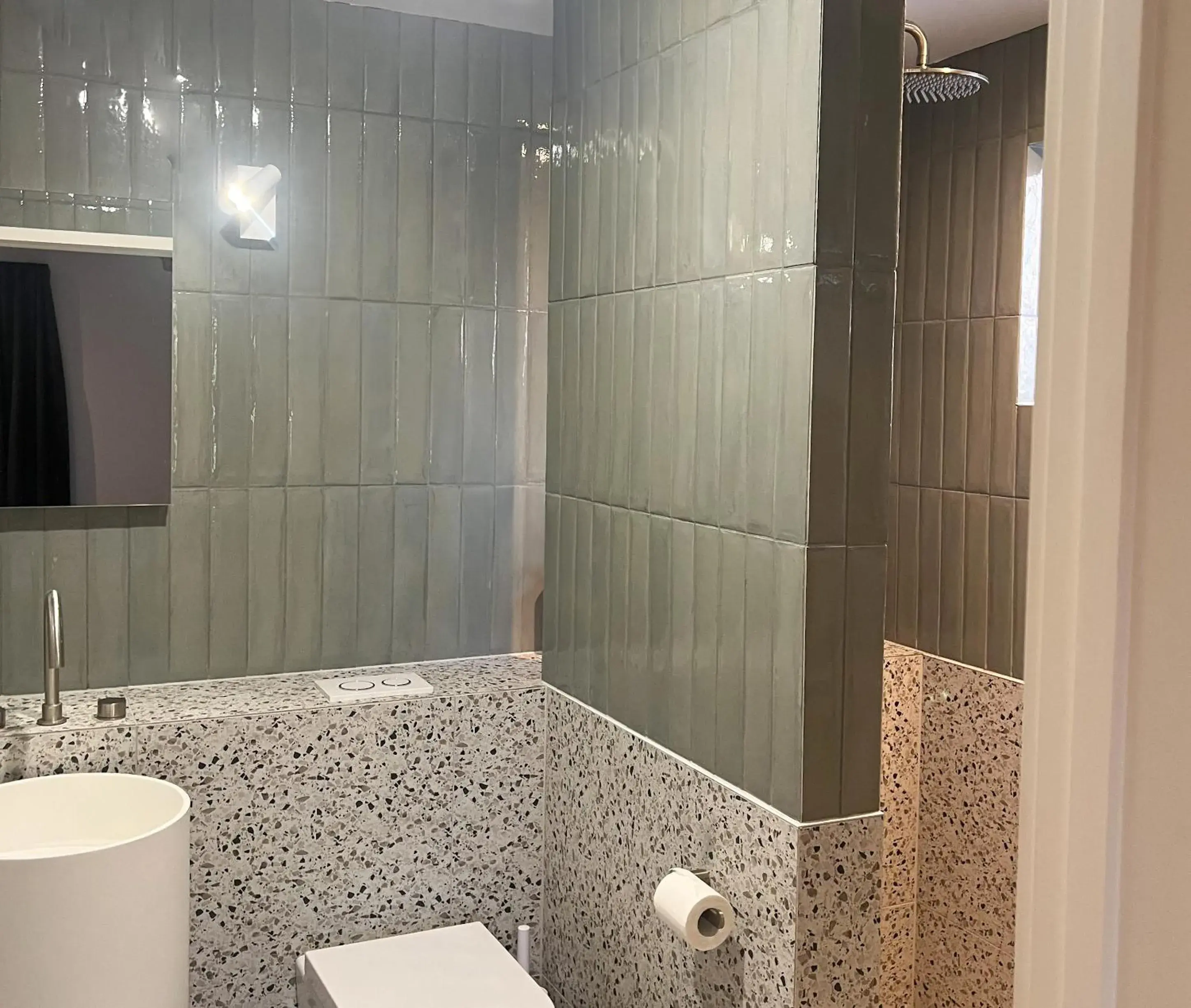 Shower in Plantation Hotel Coffs Harbour Shower in Plantation Hotel Coffs Harbour