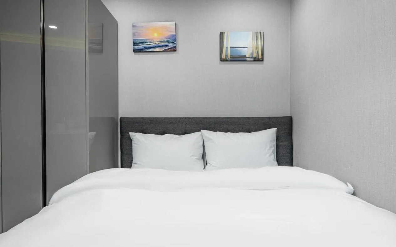 Bed in Songjeong Blue Castle Hotel