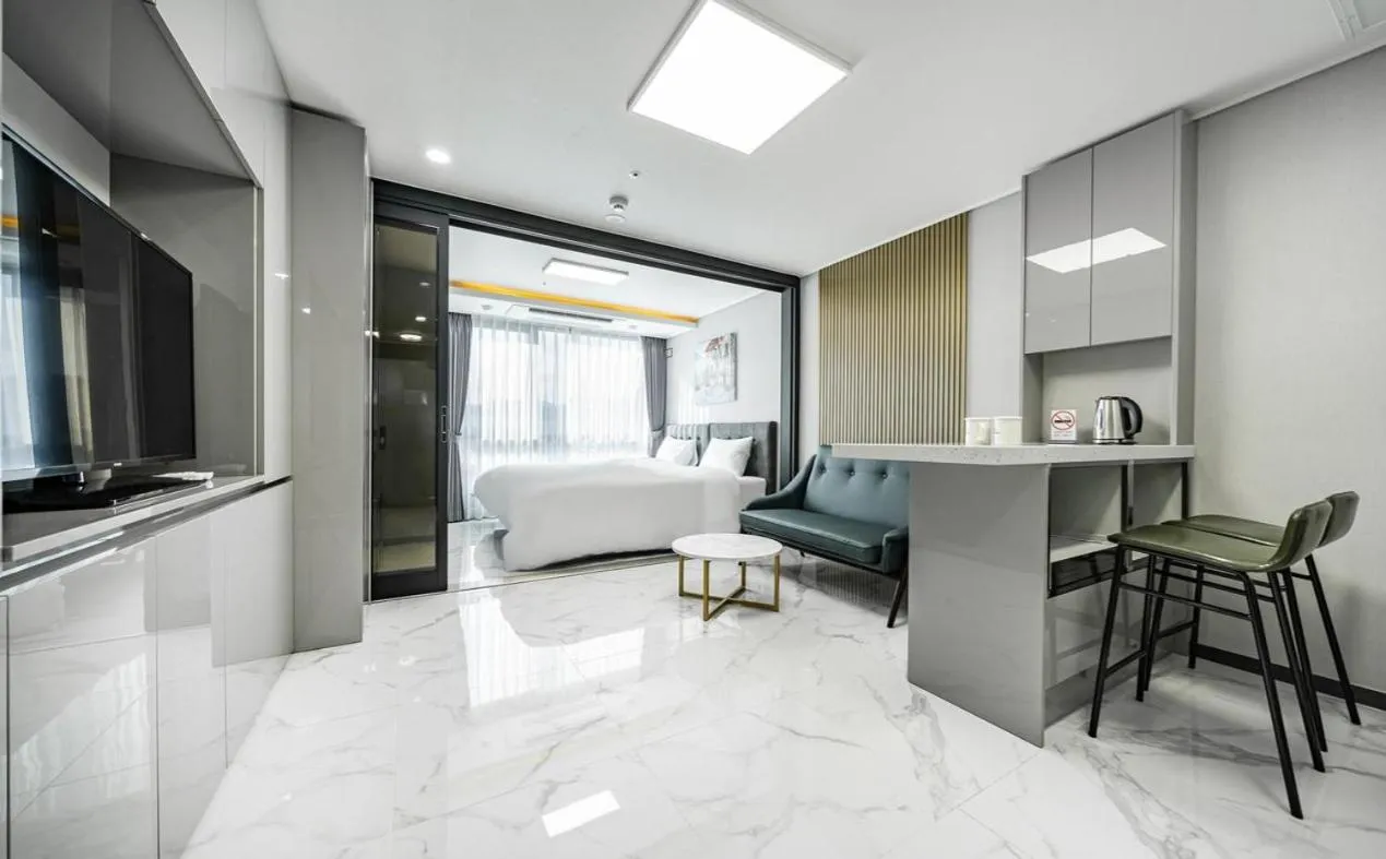 Songjeong Blue Castle Hotel