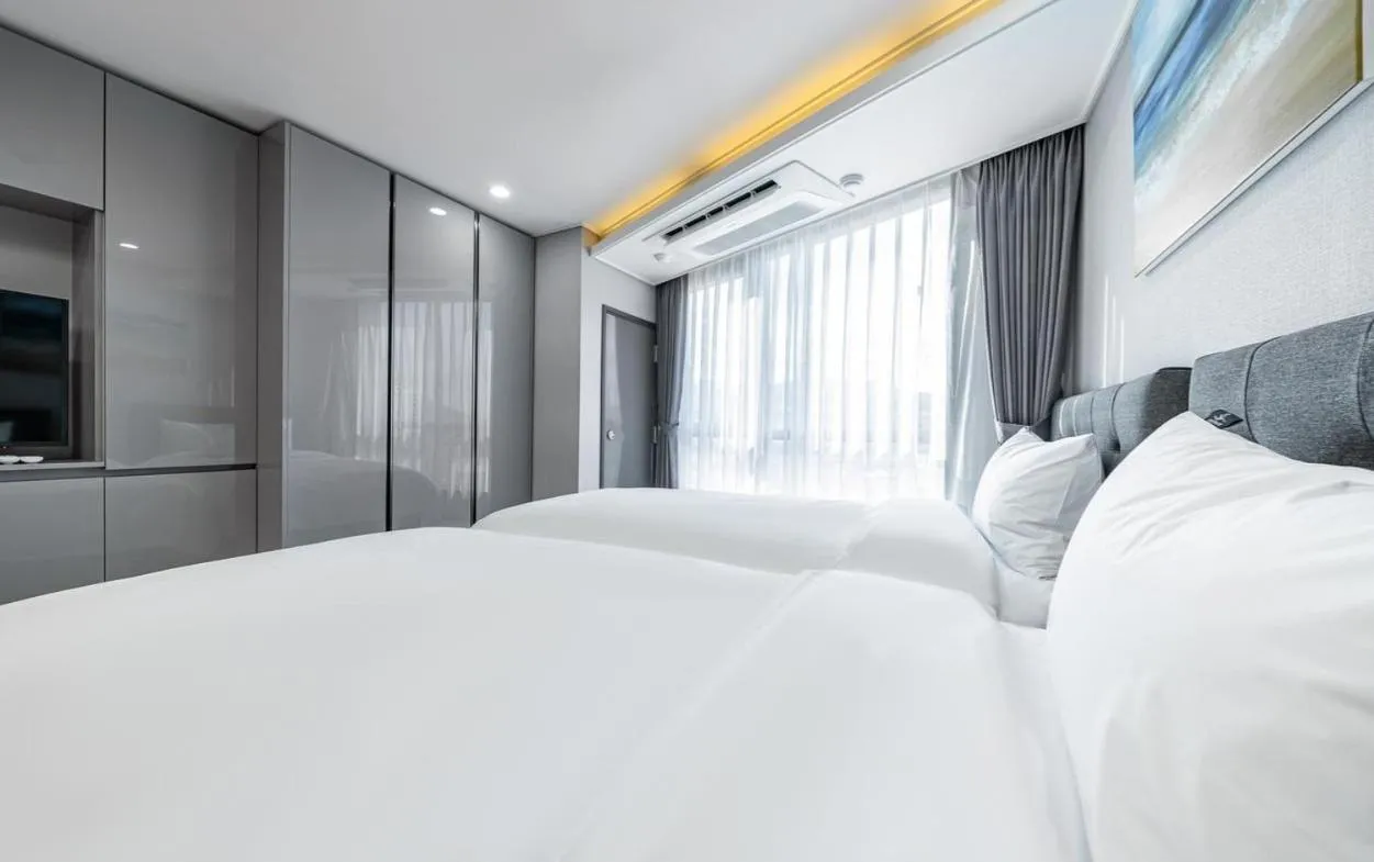 Bed in Songjeong Blue Castle Hotel