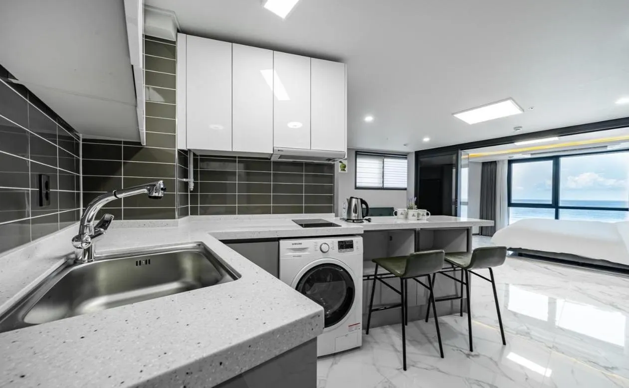 Songjeong Blue Castle Hotel