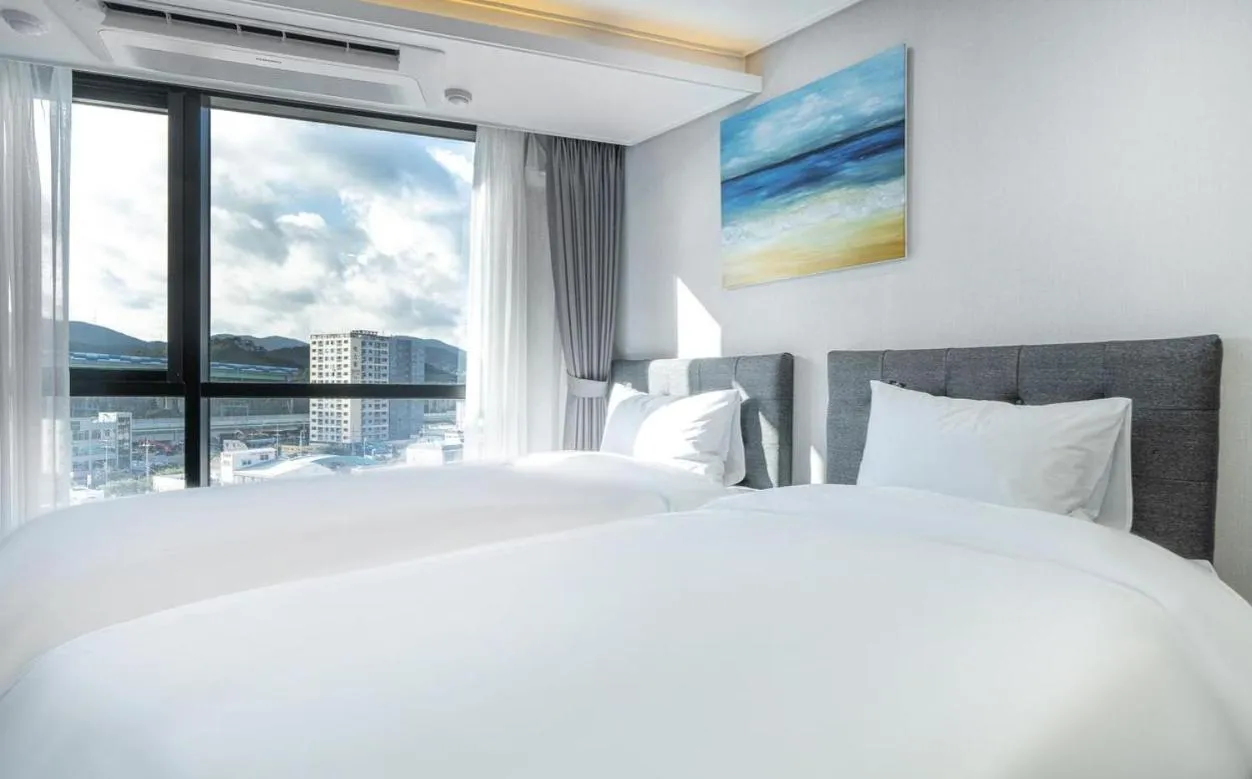 Bed in Songjeong Blue Castle Hotel