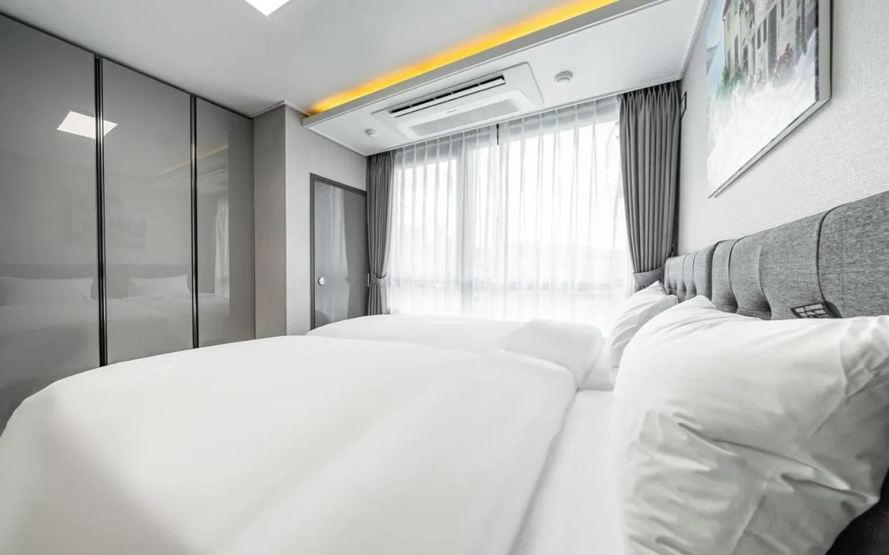 Bed in Songjeong Blue Castle Hotel