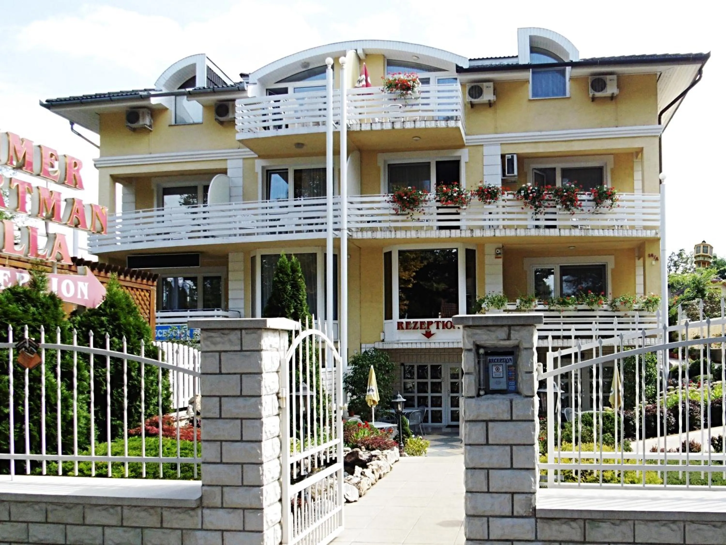 Facade/entrance in Apartman Bella Hotel