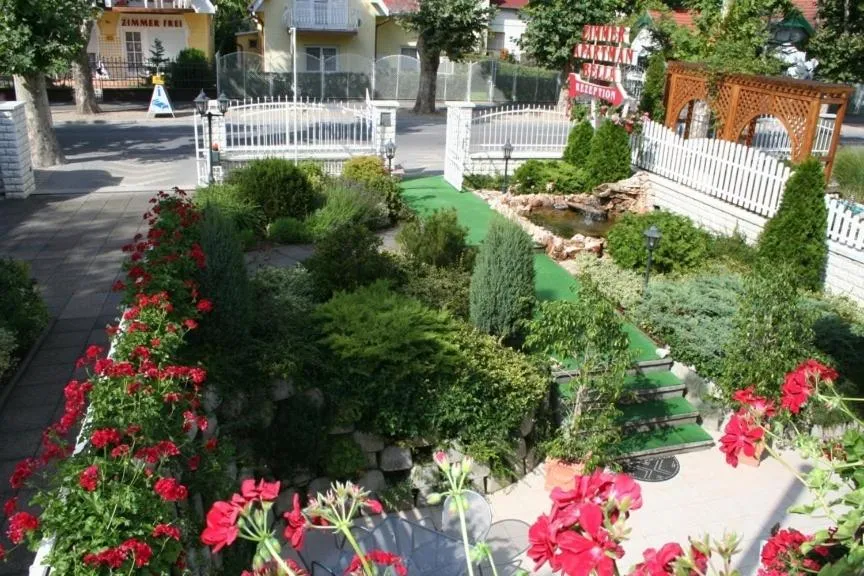 Garden in Apartman Bella Hotel