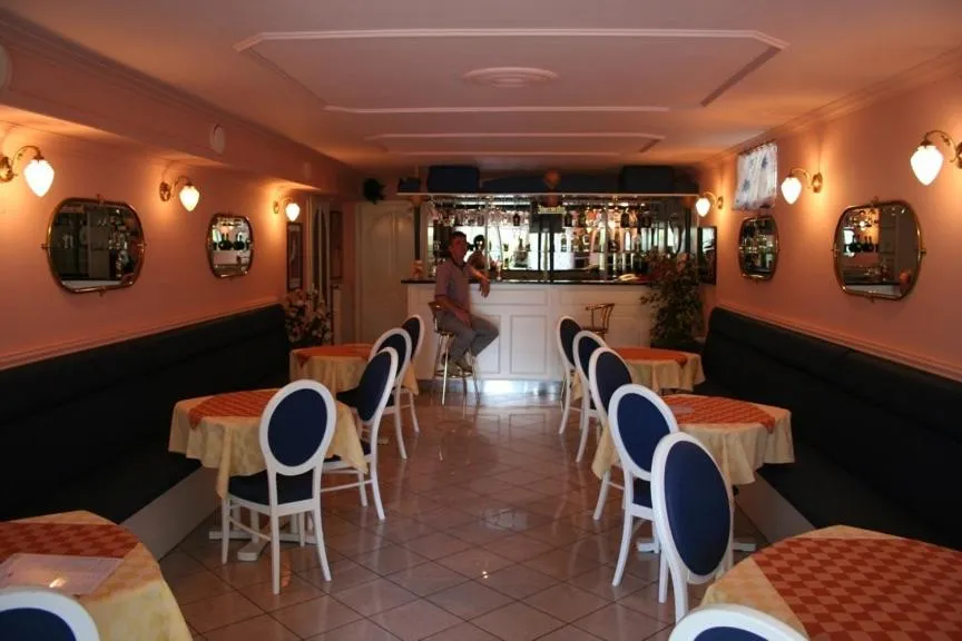 Restaurant/places to eat in Apartman Bella Hotel