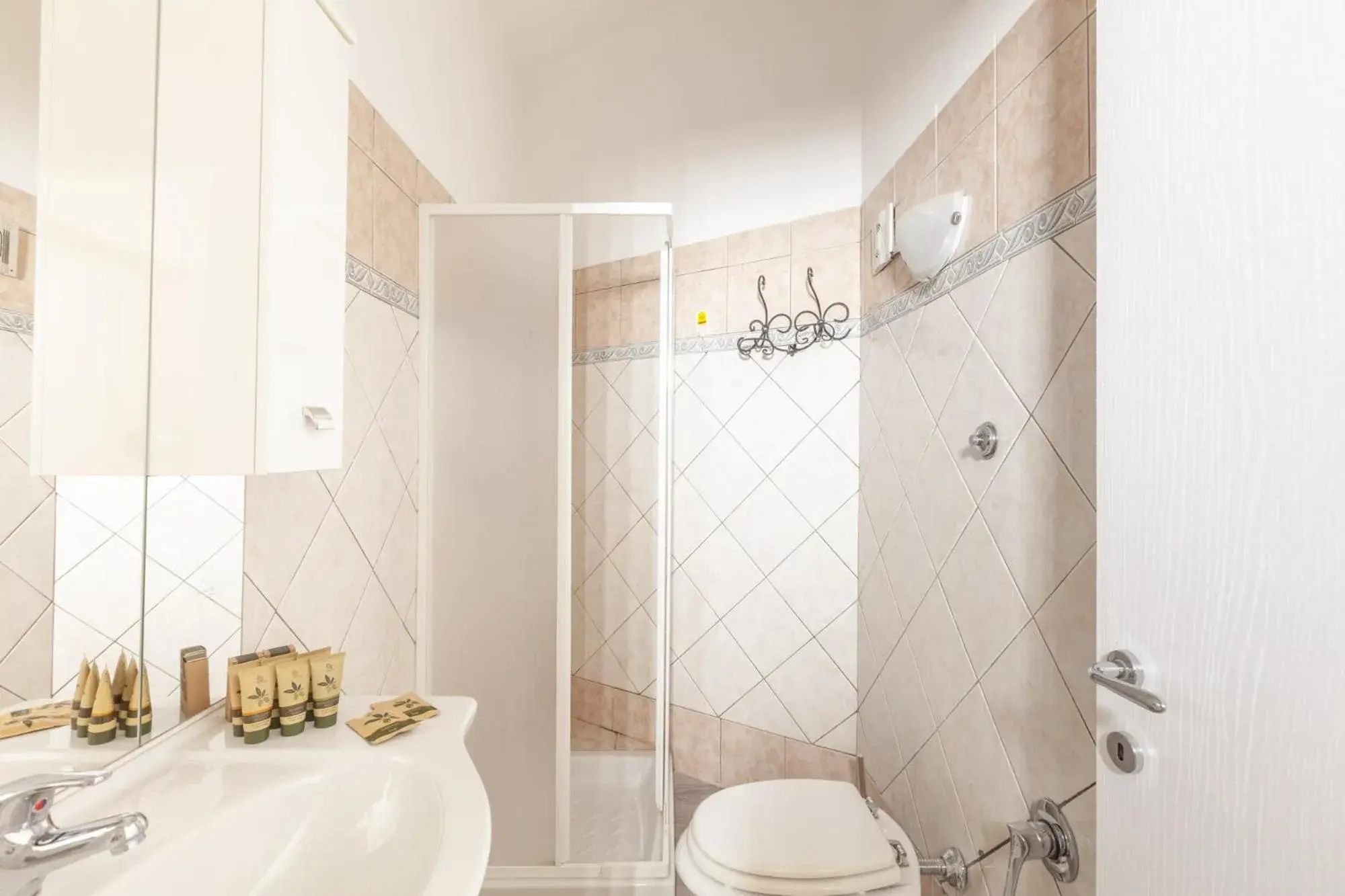 Triple Room with Private Bathroom in Heart of San Lorenzo Triple Room with Private Bathroom in Heart of San Lorenzo