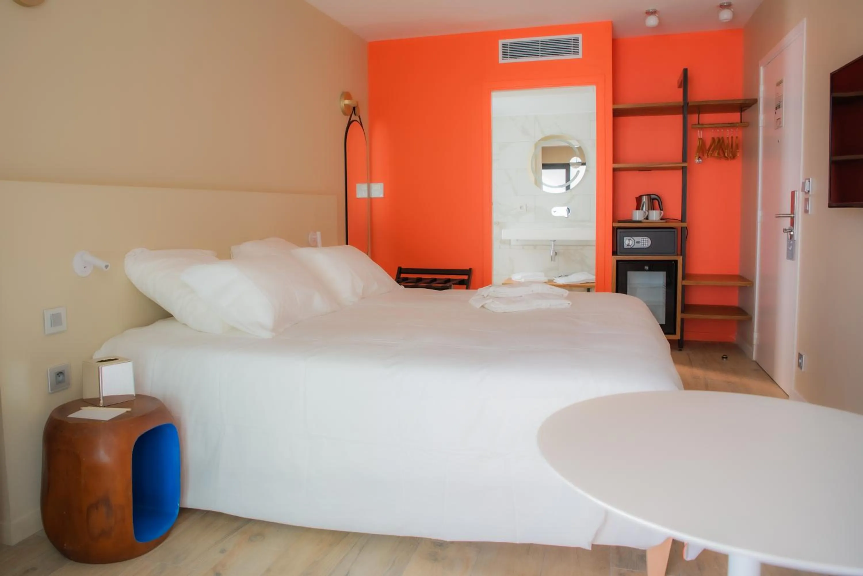 Photo of the whole room, Bed in Boutik Hôtel 2A - Adult Only