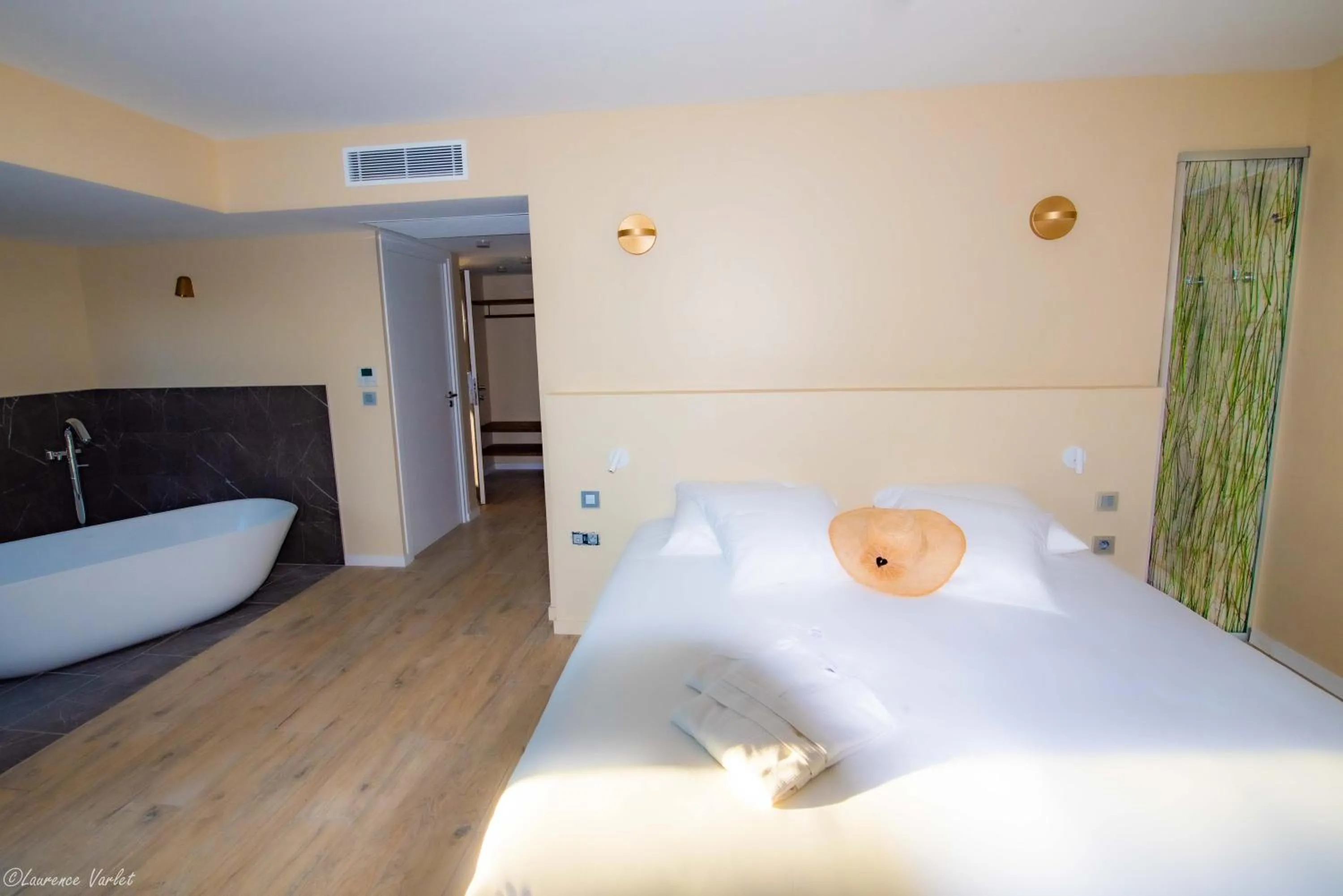 Photo of the whole room, Bed in Boutik Hôtel 2A - Adult Only