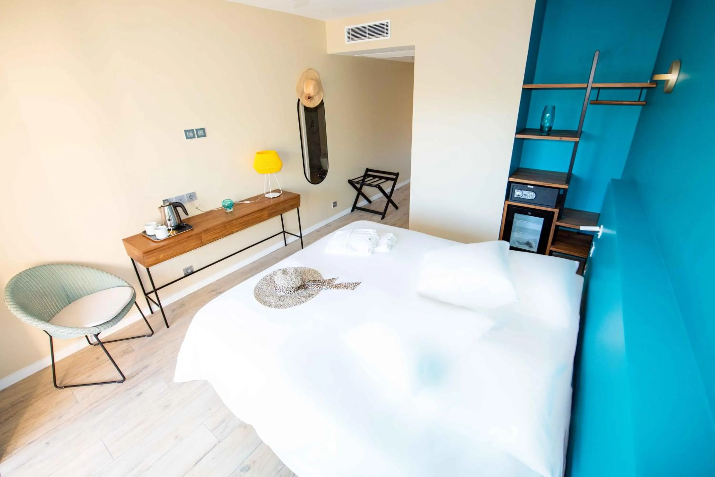 Photo of the whole room, Bed in Boutik Hôtel 2A - Adult Only