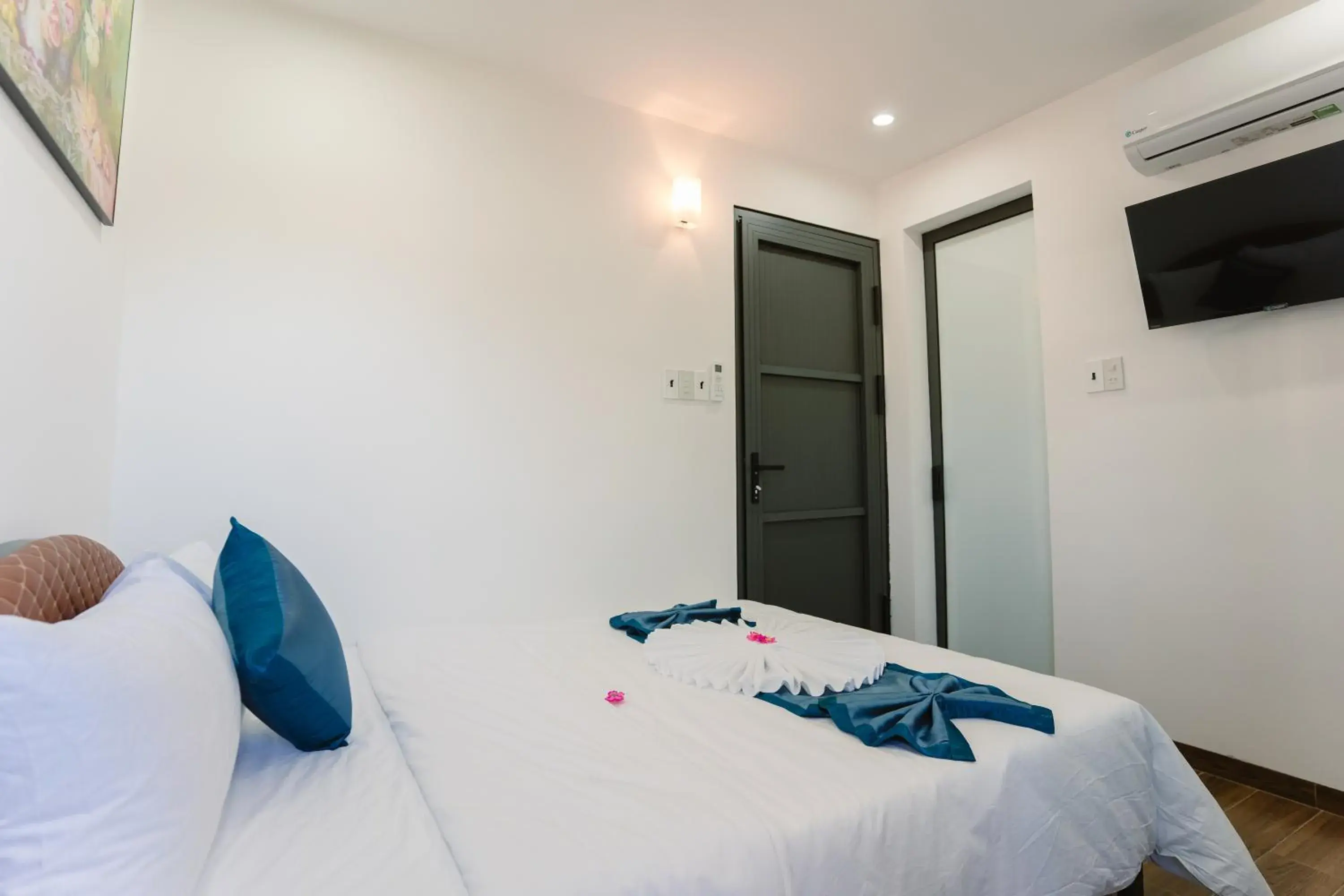 TV and multimedia, Bed in New World Hotel TV and multimedia, Bed in New World Hotel