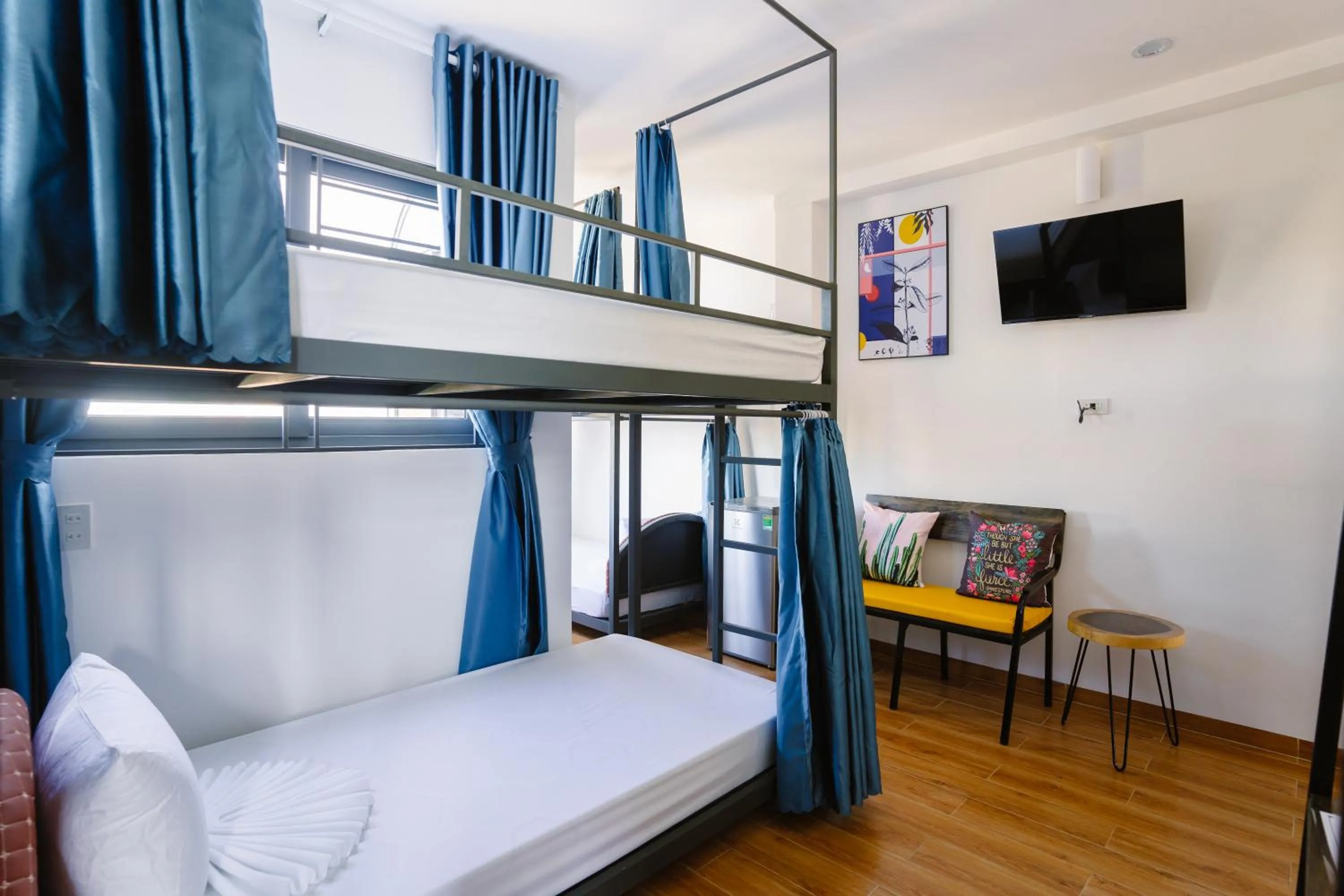 bunk bed, Bed in New World Hotel