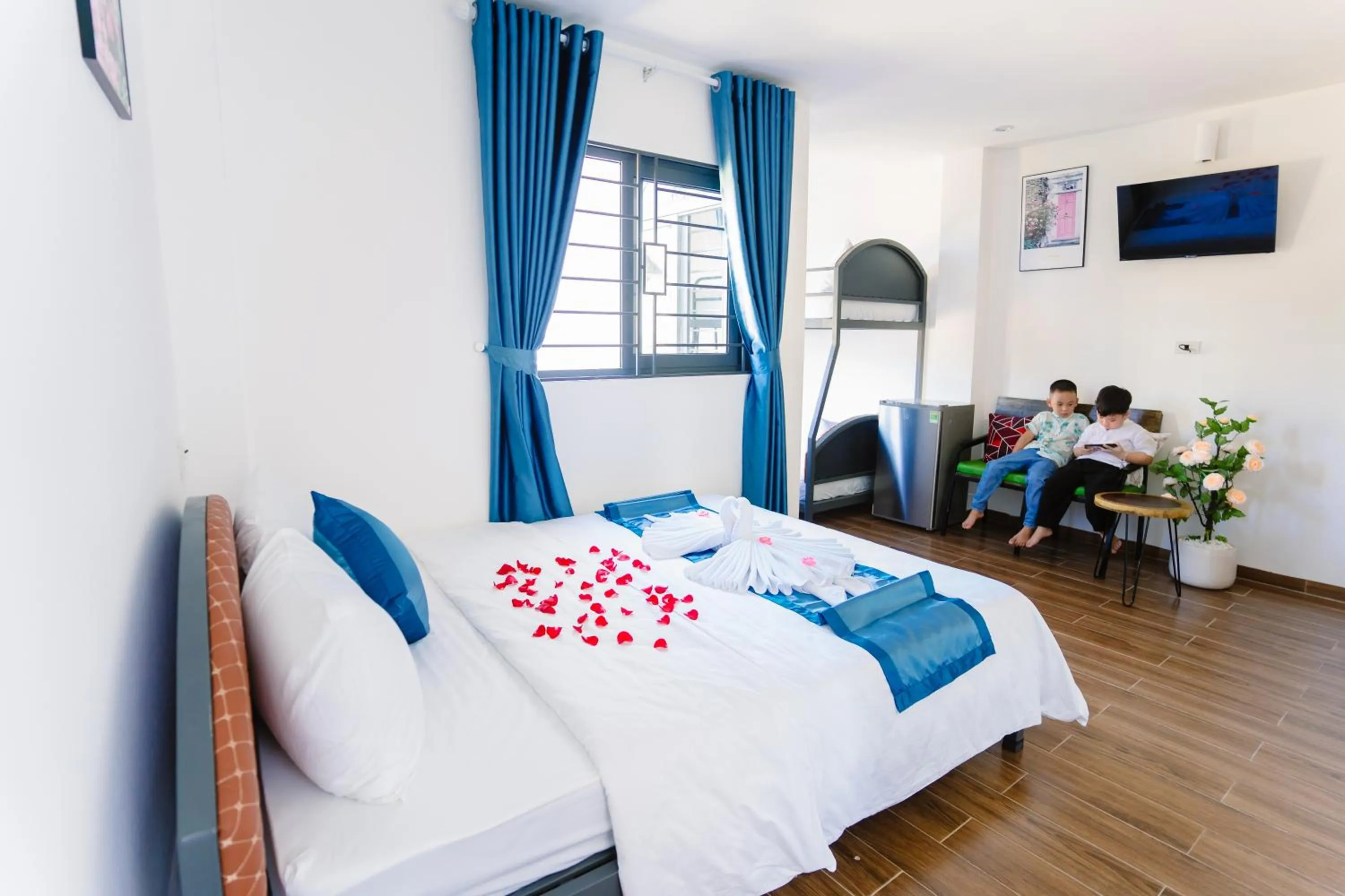 Bathroom, Bed in New World Hotel