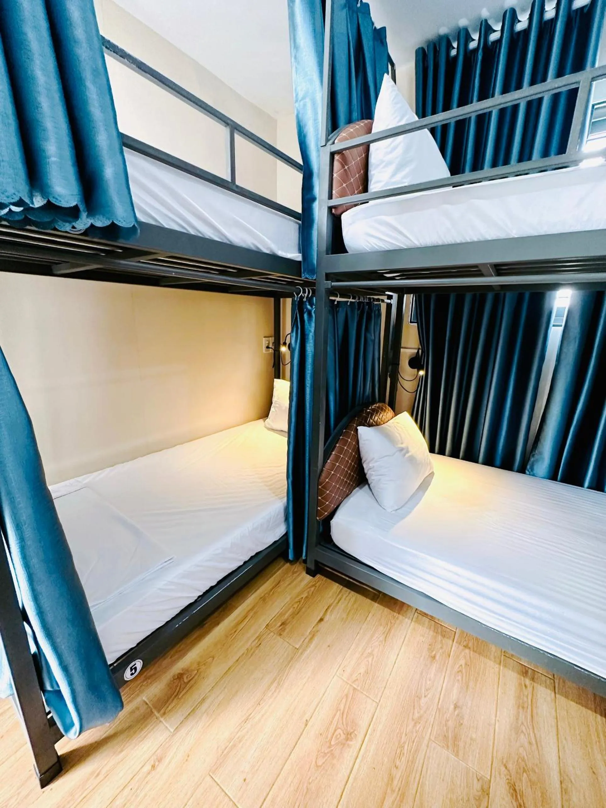 bunk bed, Bed in New World Hotel