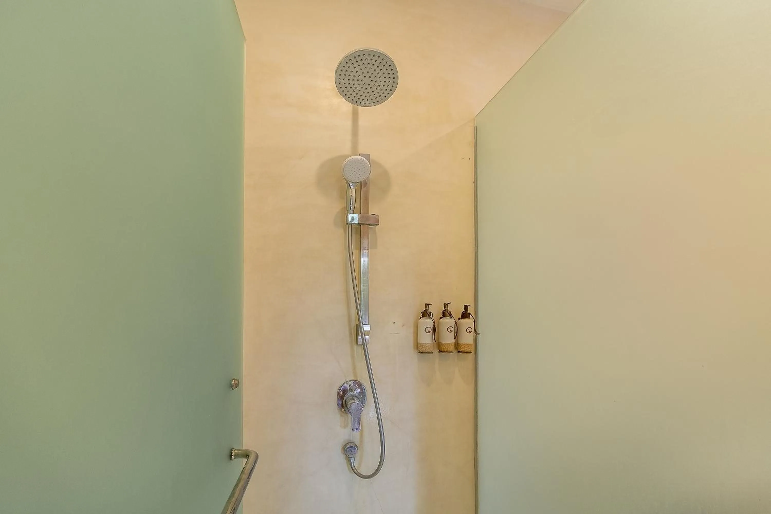 Shower in White Goose Boutique Hotel