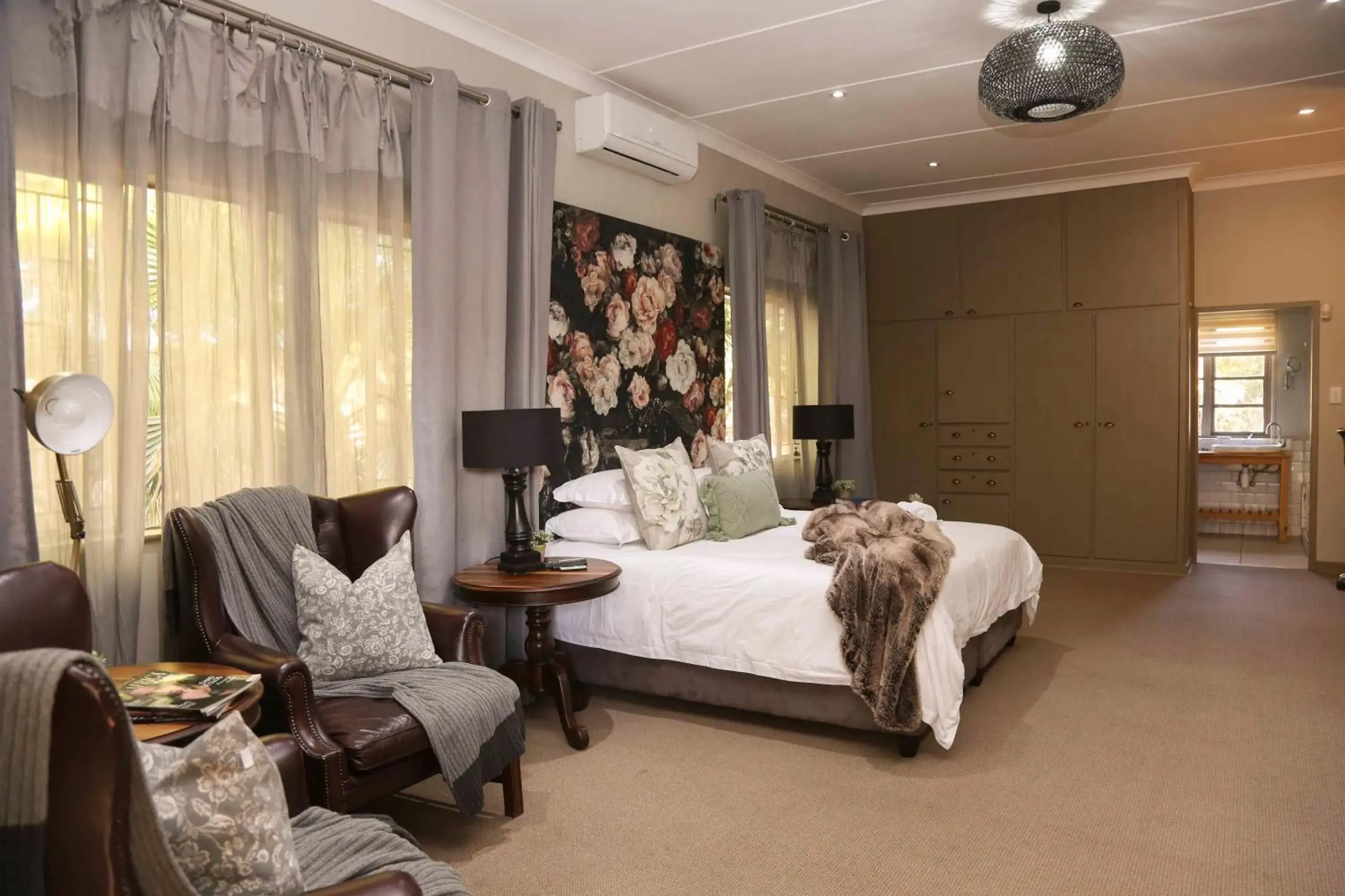 Deluxe King Room - single occupancy in Ben's Bed and Breakfast Deluxe King Room - single occupancy in Ben's Bed and Breakfast